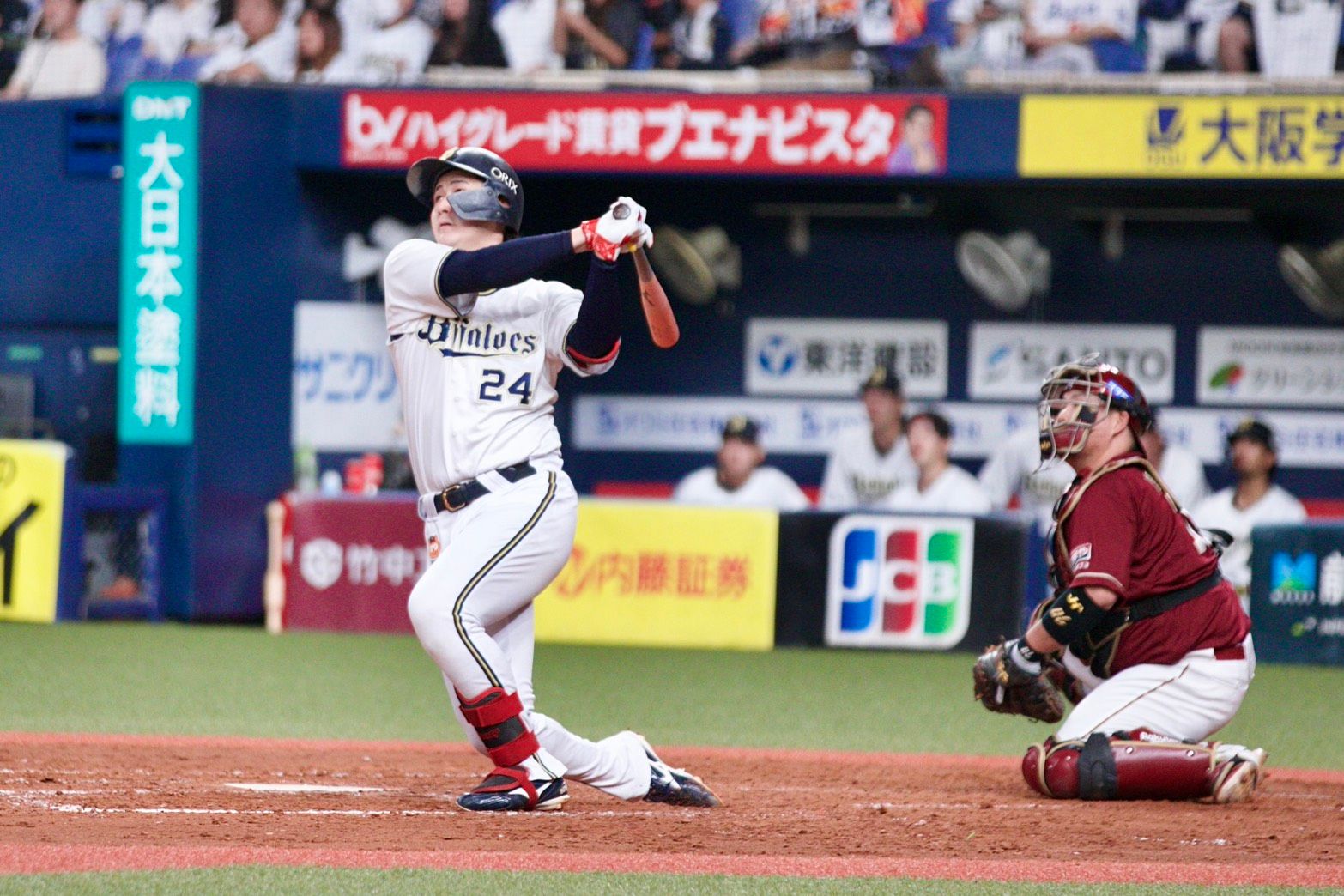 紅林が左翼スタンド5階席へ特大2ランを放ち、勝負を決めた。許甄玲