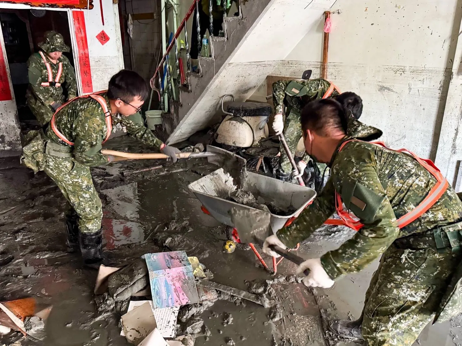 20250928-兵士が時限を守り災害地復旧を支援。（陸軍提供）
