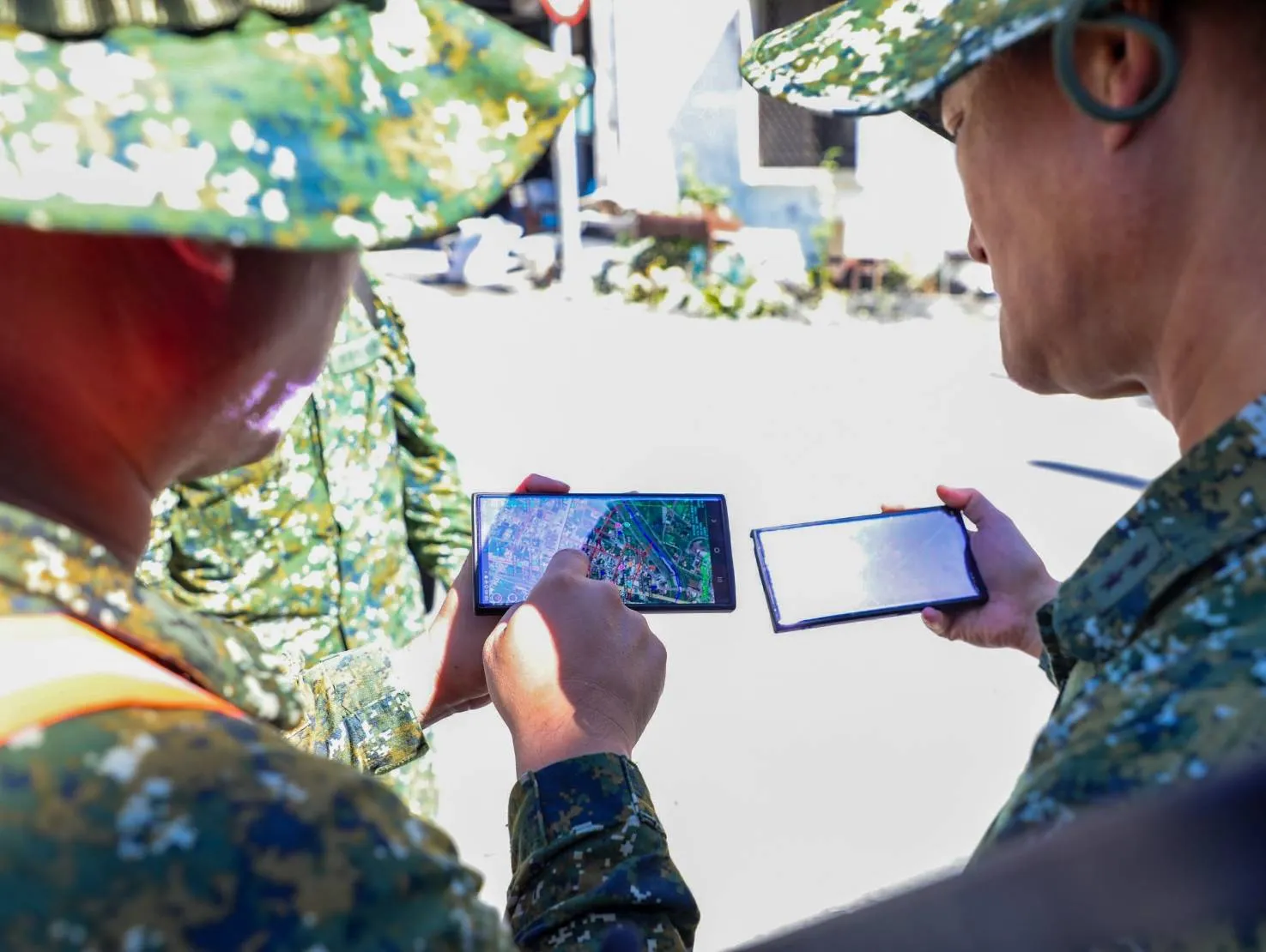 20250928-運用TAK手機於圖上標繪災區情形，整合救災資訊，建立救災共同圖像。（陸軍提供）