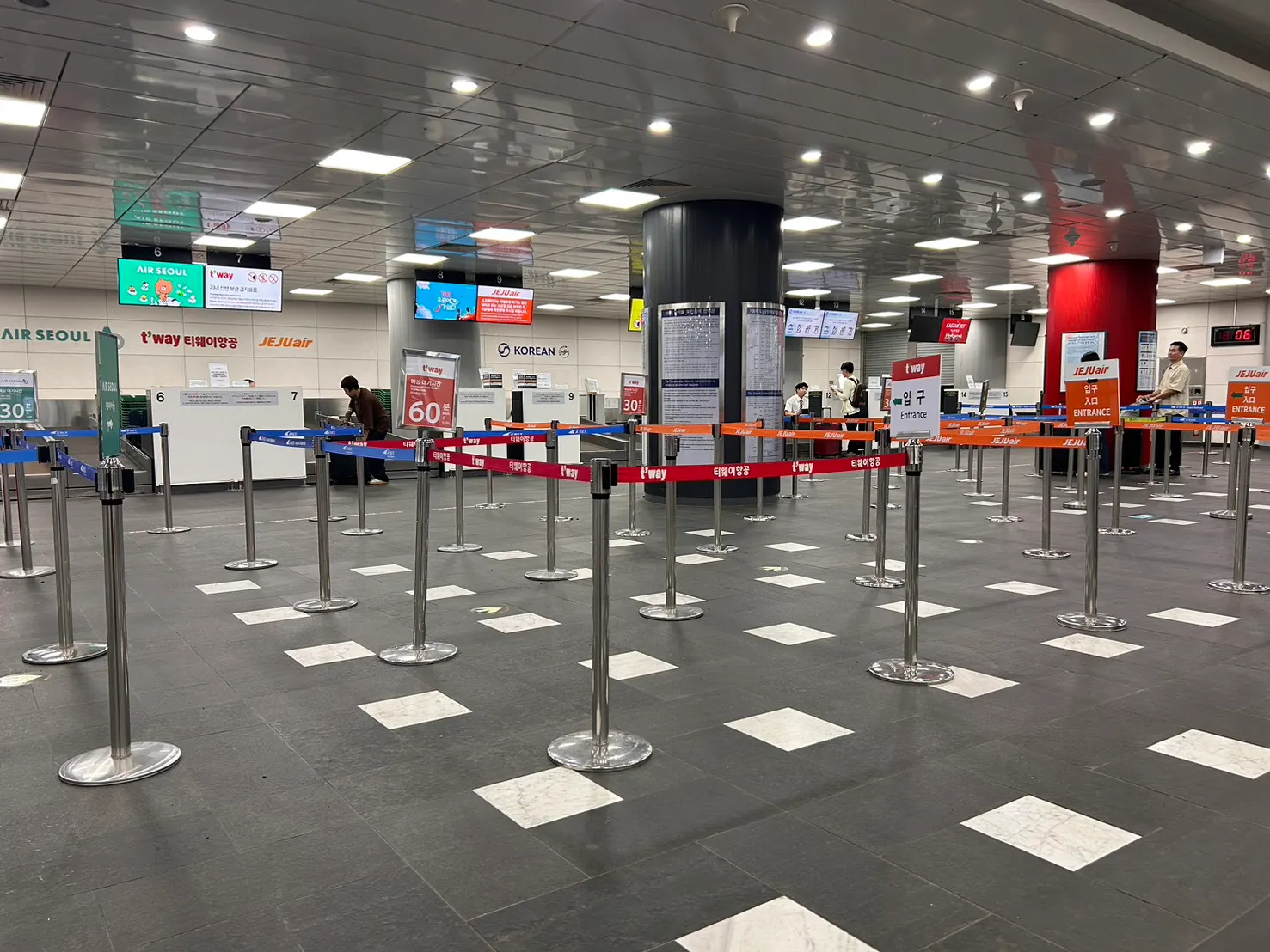 酒妮分享擔心韓國機場罷工，機場人超眾多趕不上飛機，因此跑去市區托運行李，市區排隊人潮超少。（圖／酒妮背包提供）