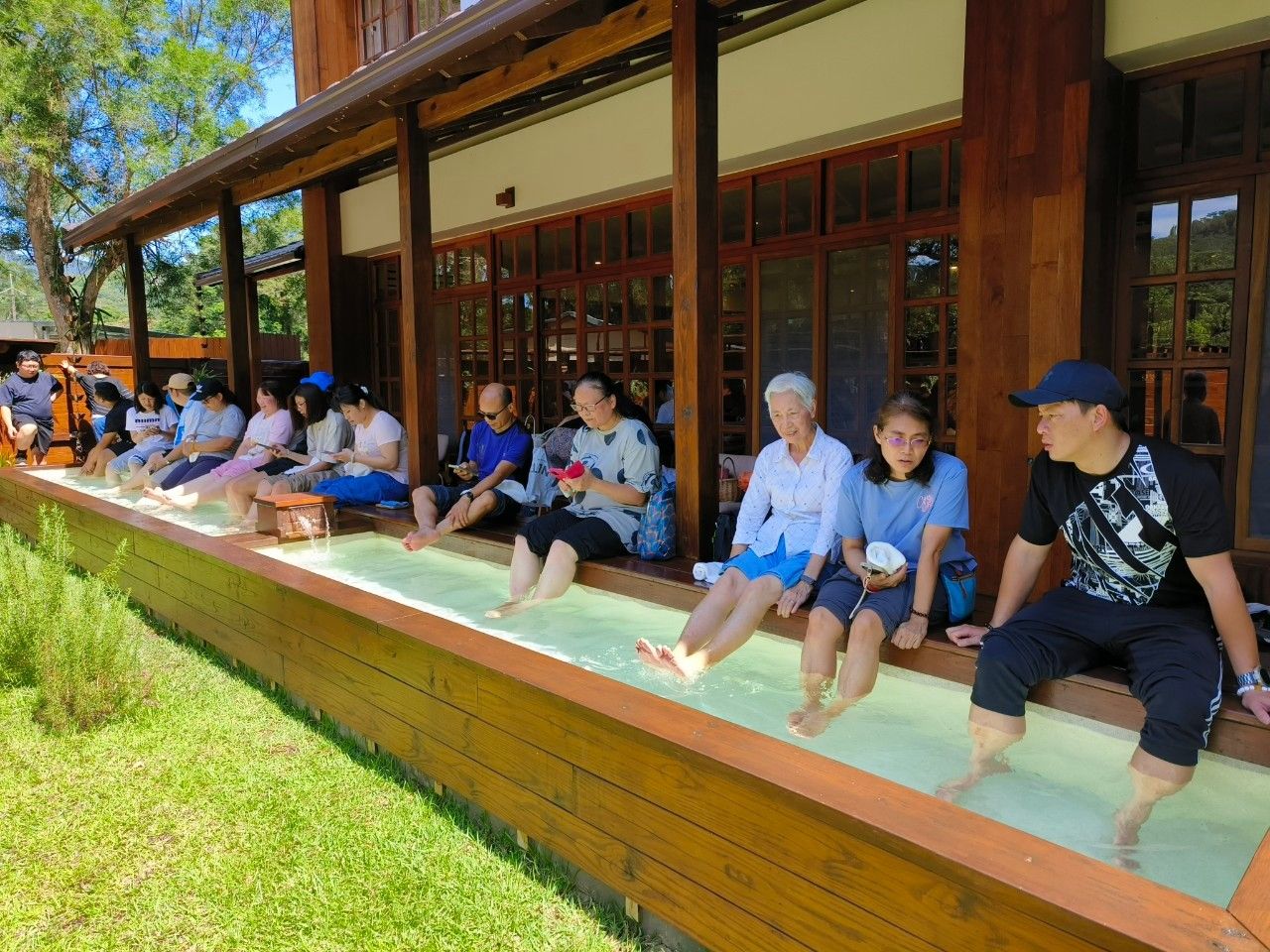 遊客愜意地泡足湯，感受溫泉帶來的放鬆與療癒。（圖／桃園市政府風景區管理處）