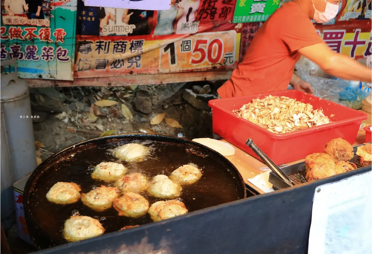 日月潭銅板美食推薦：年記做不覆賣香菇高麗菜包。（圖／輕旅行提供）