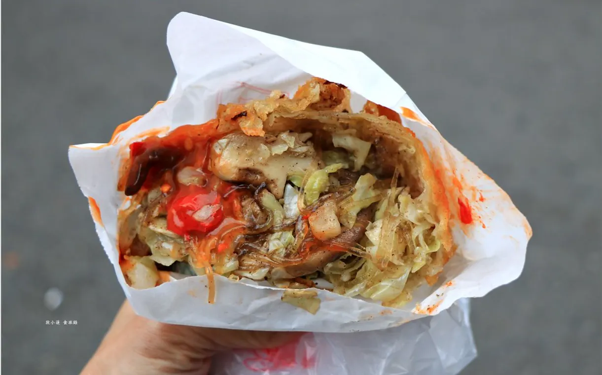 日月潭銅板美食推薦：年記做不覆賣香菇高麗菜包。（圖／輕旅行提供）