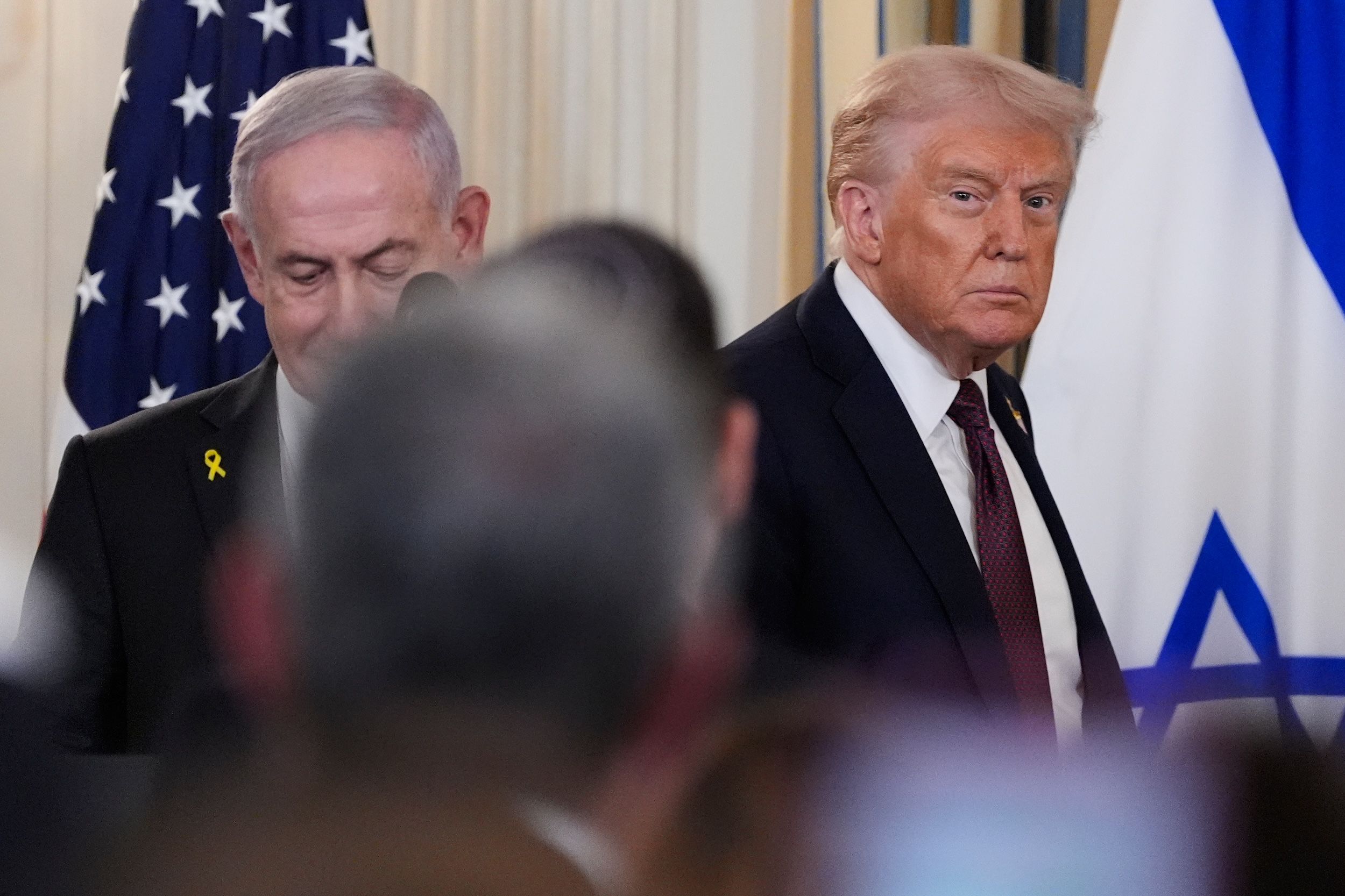 2025年9月29日、米国トランプ大統領とイスラエル首相ネタニヤフがホワイトハウスで共同記者会見を実施し、ハマスに対し72時間以内に平和計画を受け入れるよう最終通牒を行った。（AP）