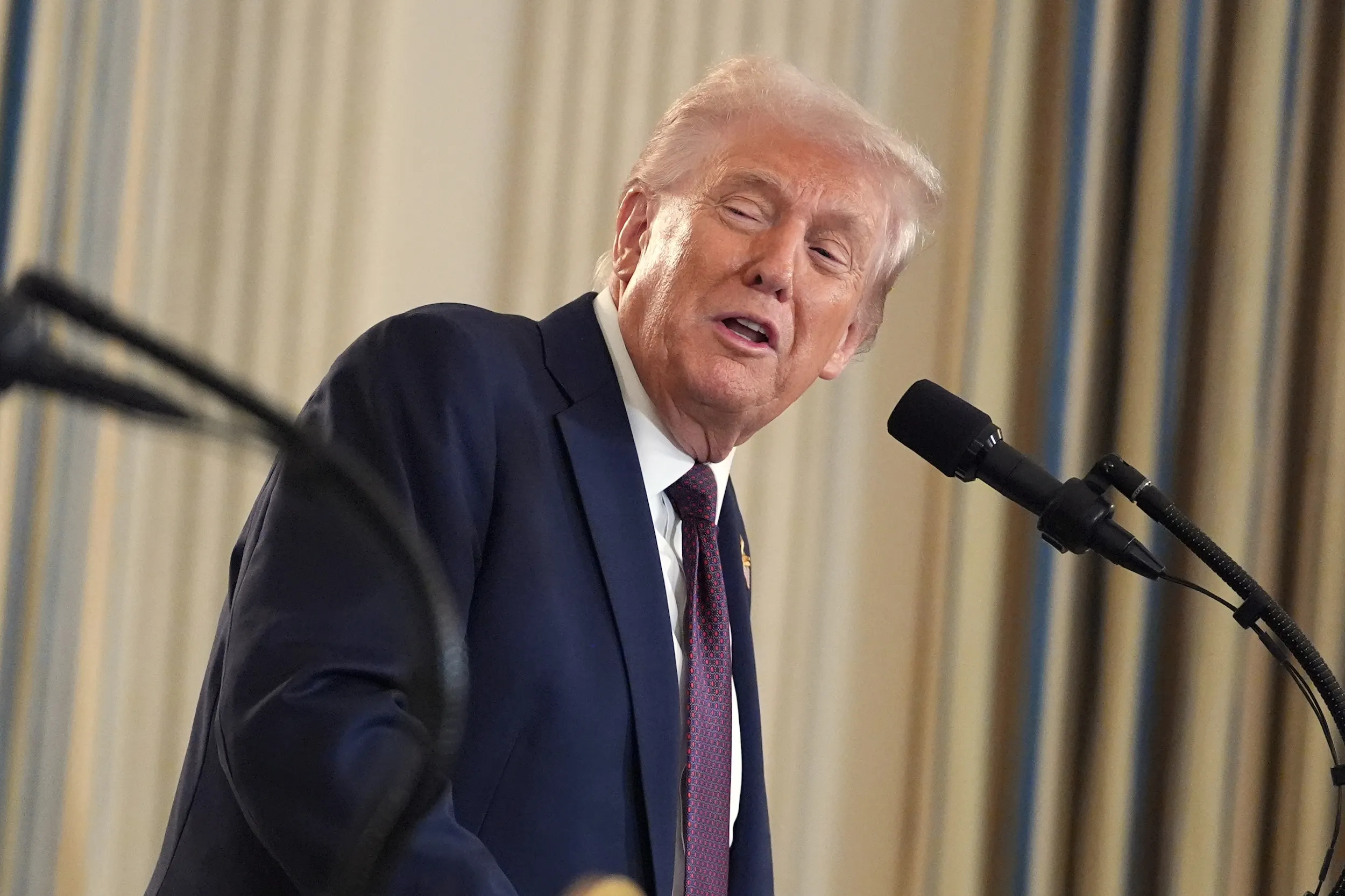 2025年9月29日、アメリカ大統領トランプはホワイトハウスでイスラエル首相ネタニヤフと共に記者会見を開き、ハマースに72時間以内に和平計画を受け入れるよう最後通告を出した。（AP通信）