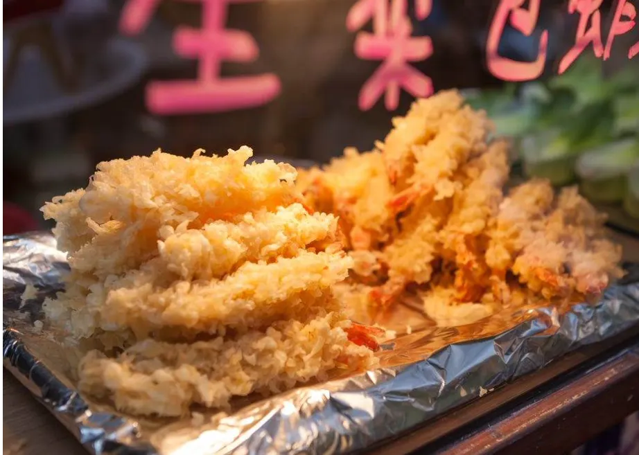 日月潭銅板美食推薦：麓司岸飯飯雞翅&拉長蝦（圖／取自飯飯雞翅&拉長蝦臉書粉絲專頁）