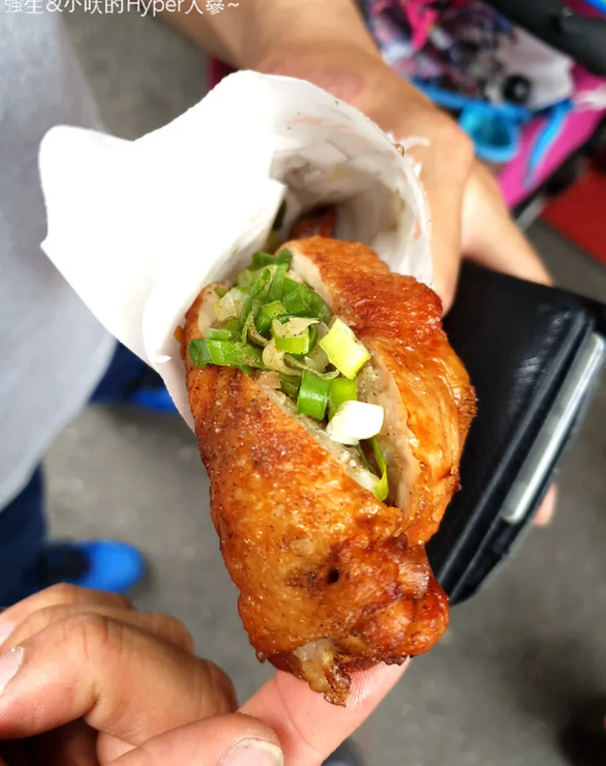 日月潭銅板美食推薦：麓司岸飯飯雞翅&拉長蝦。（圖／輕旅行提供）