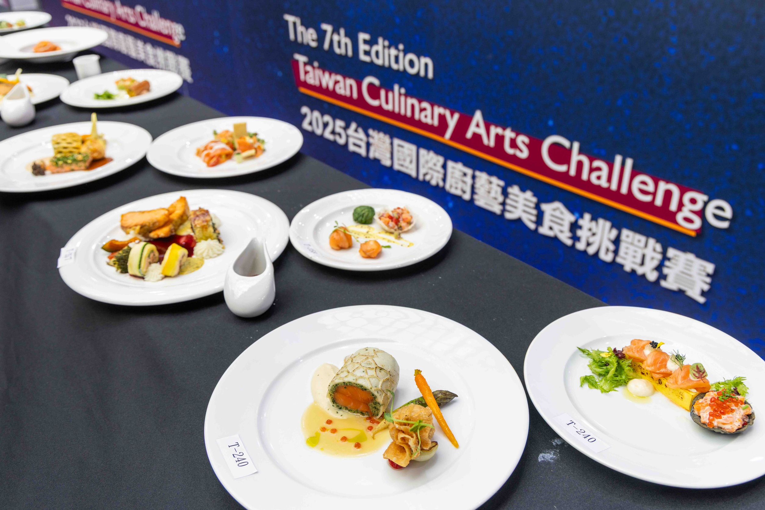 現場選手烹調美味料理，吸引民眾駐足拍照。(圖：台灣國際廚藝美食挑戰賽提供)