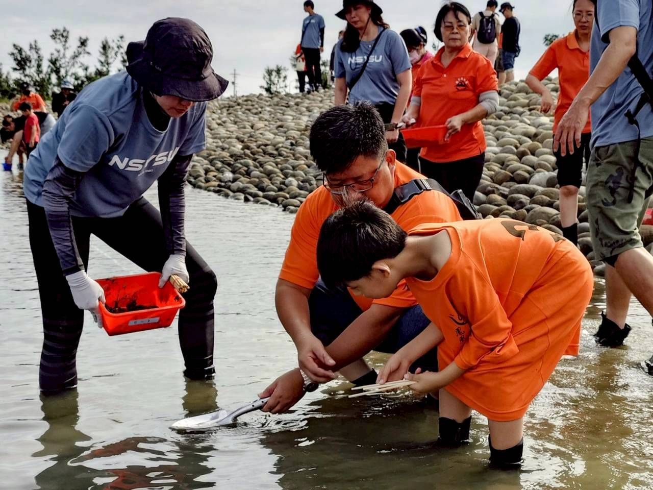 南山人壽今年首度擴及海草復育行動，許多義工帶著孩子一起到海邊，親子共同完成一件有意義的事，並且在大自然教室進行機會教育。(圖_南山人壽提供)
