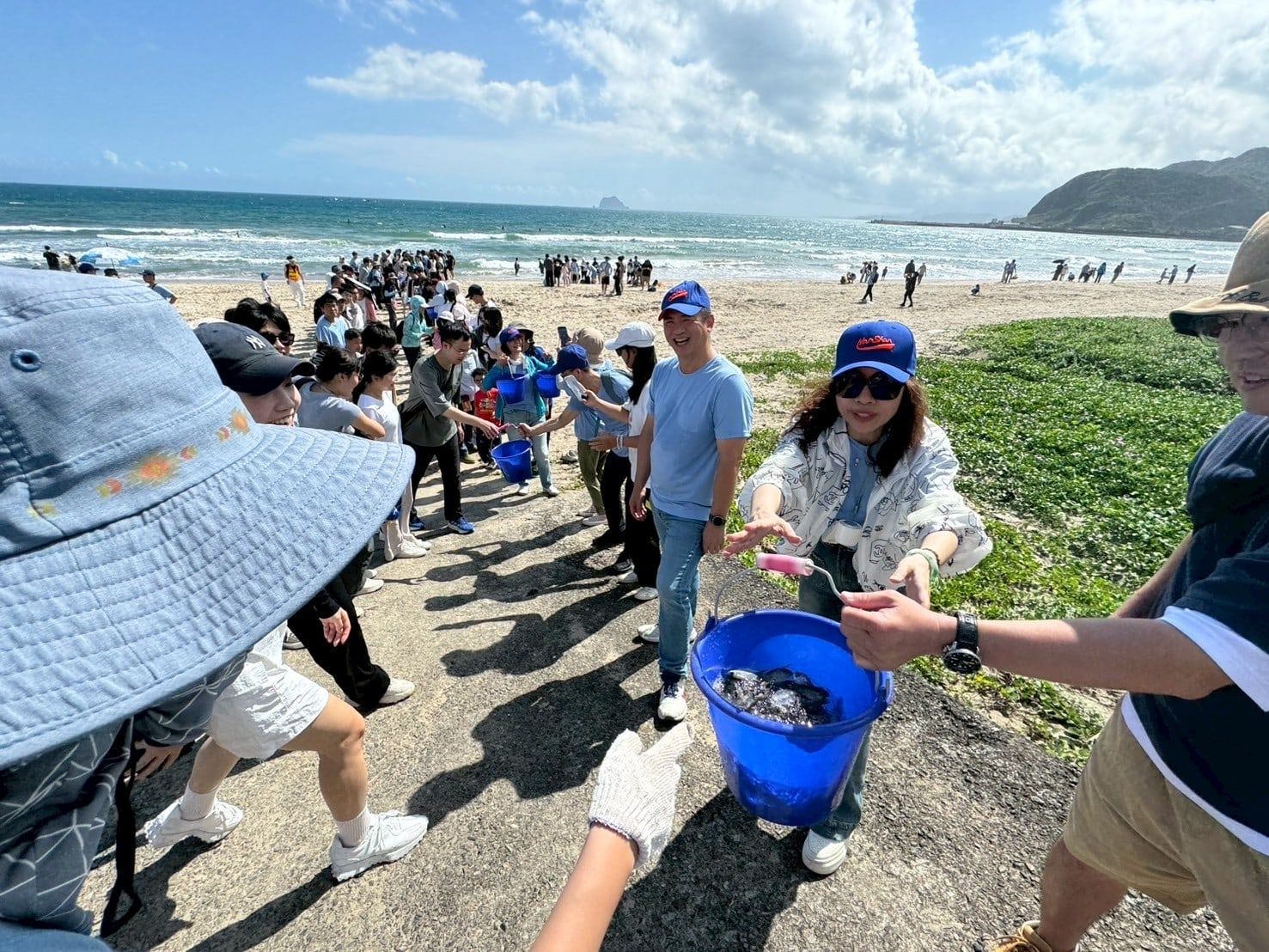 南山人壽及南山產物的志工們，以接力方式放流5萬尾的健康魚苗到大海中。(圖_南山人壽提供)