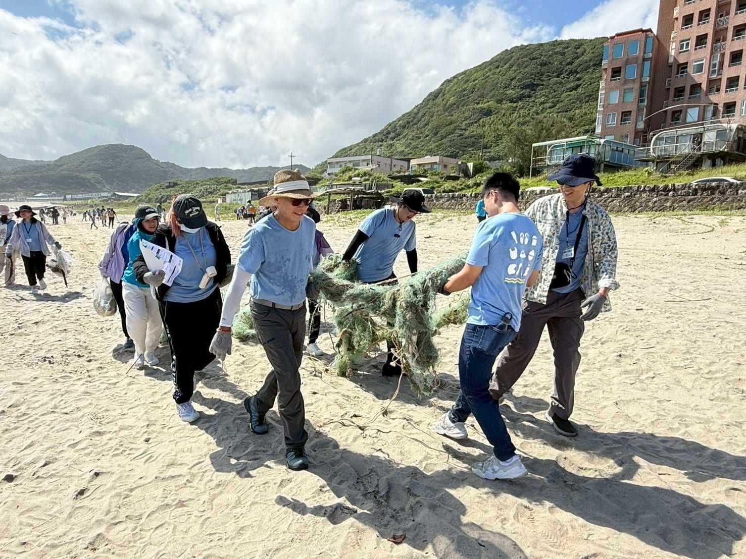 南山人壽以實際行動實踐「一個地球，一起守護」的永續承諾，義工們合力清出許多海邊的垃圾。(圖_南山人壽提供)