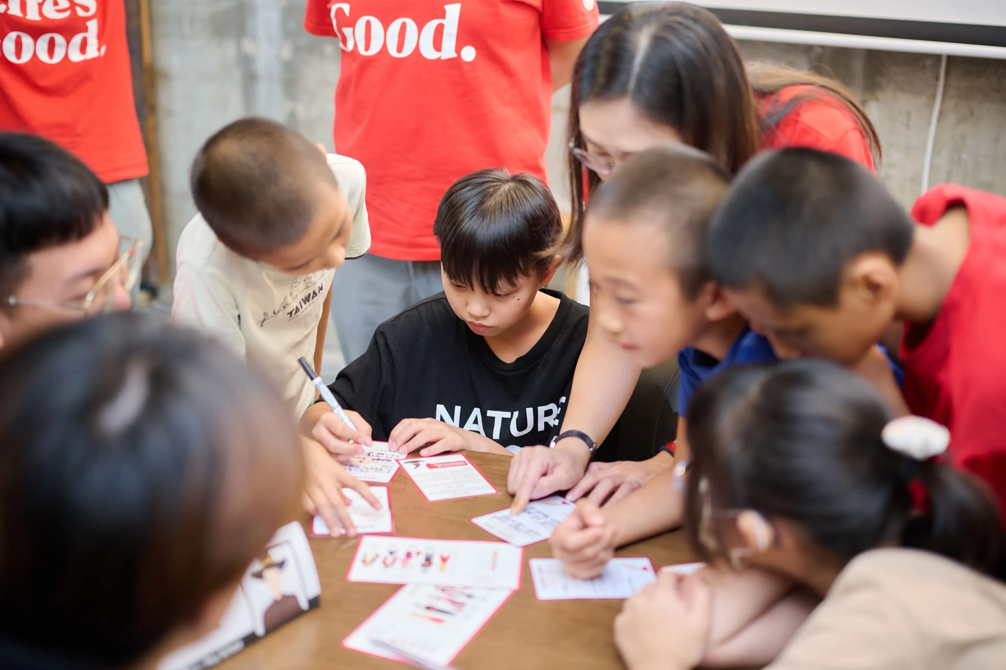 LG推出業界首套以 AI 素養為核心、專為學童設計的遊戲教材《樂金筆記本》，協助下一代在互動中培養理解與應用 AI 的能力。(圖_LG提供)