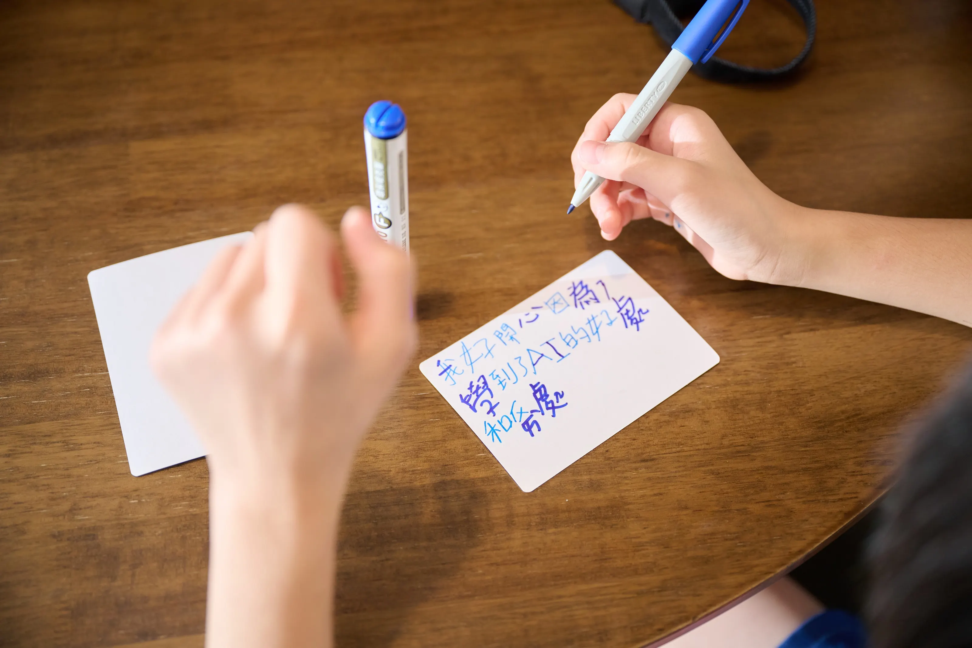 LG發現面對AI世代的關鍵不再只是懂得操作工具，更在於是否具備判斷與思辨能力，因此攜手社會企業「玩轉學校」，透過遊戲互動，培養數位世代學童不可或缺的核心能力。(圖_LG提供).