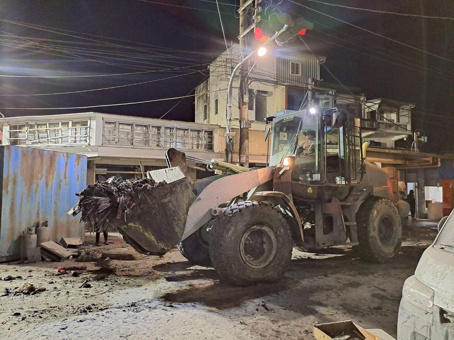 20250930-陸軍司令部今（30）日表示，為全力協助災區民眾在中秋節前恢復日常生活，第二、三、四、五作戰區持續依規劃進度執行災區清淤、消毒及人員搜救等救災任務。（陸軍提供）