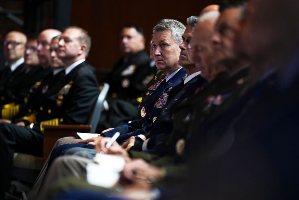 米国数百名の軍官、高級将校を含むがバージニア州に集まり、現国防長官ヘグセスの演説を聴いた。（AP通信）