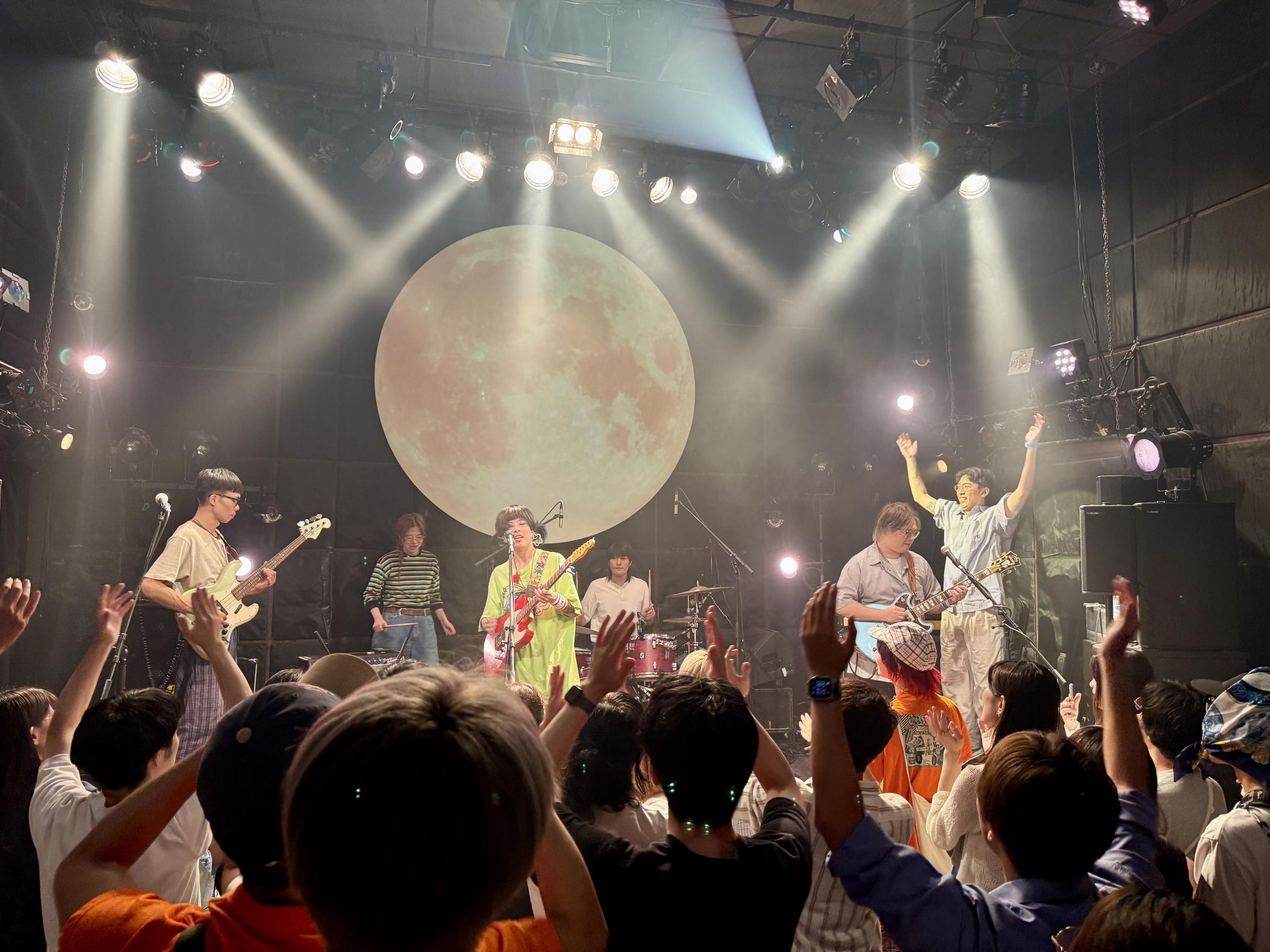 DSPSは音楽で力を届けたいと語り、イルカポリスとの日本ツアーで新たな火花を散らしている。（写真／黄信維撮影）