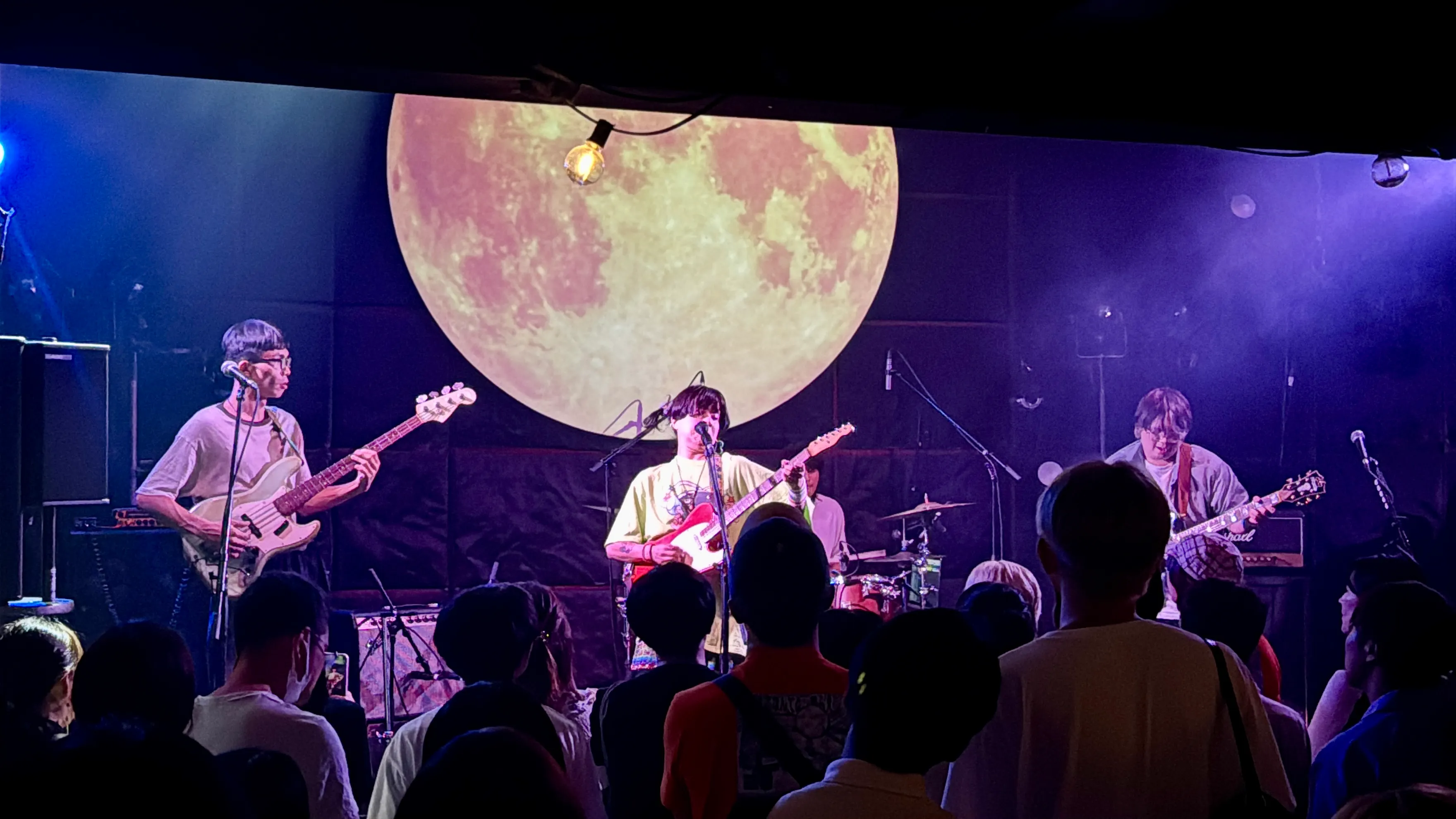 イルカポリスは《風伝媒》の取材で、日常を音楽に投影しユーモラスなステージを展開、日本ツアーでDSPSと新たな火花を散らしつつ、新アルバムや今後のライブ計画を準備中と語った。写真／黄信維撮影