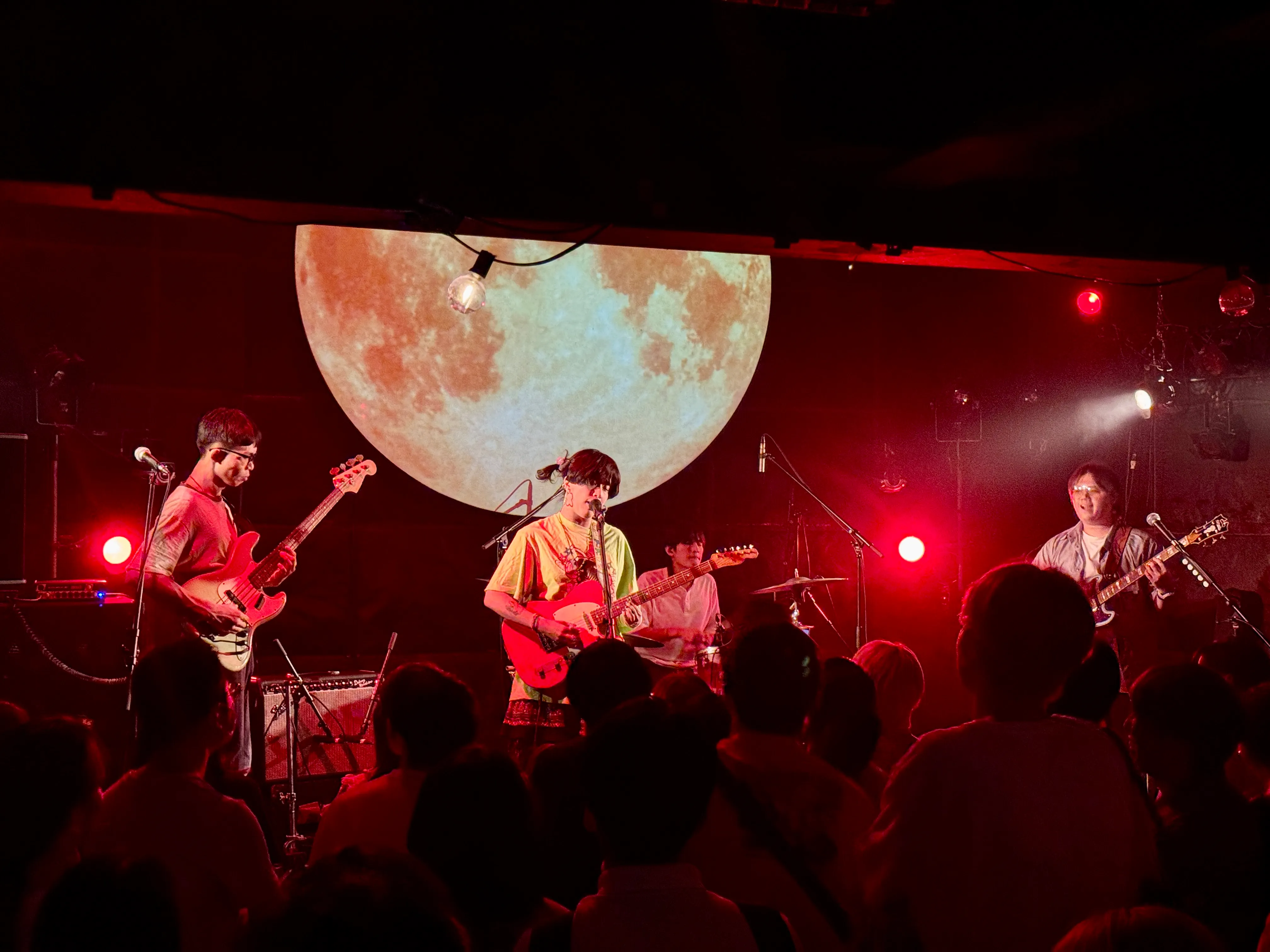 イルカポリスは《風伝媒》の取材で、日常を音楽に投影しユーモラスなステージを展開、日本ツアーでDSPSと新たな火花を散らしつつ、新アルバムや今後のライブ計画を準備中と語った。写真／黄信維撮影