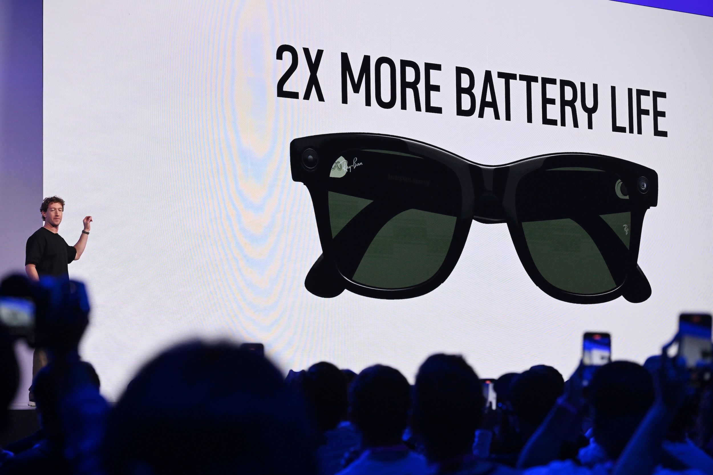 Meta 執行長祖克柏於2025年9月17日在加州的Connect開發者大會上發表演說時，配戴搭載人工智慧的智慧眼鏡與腕帶。（美聯社）