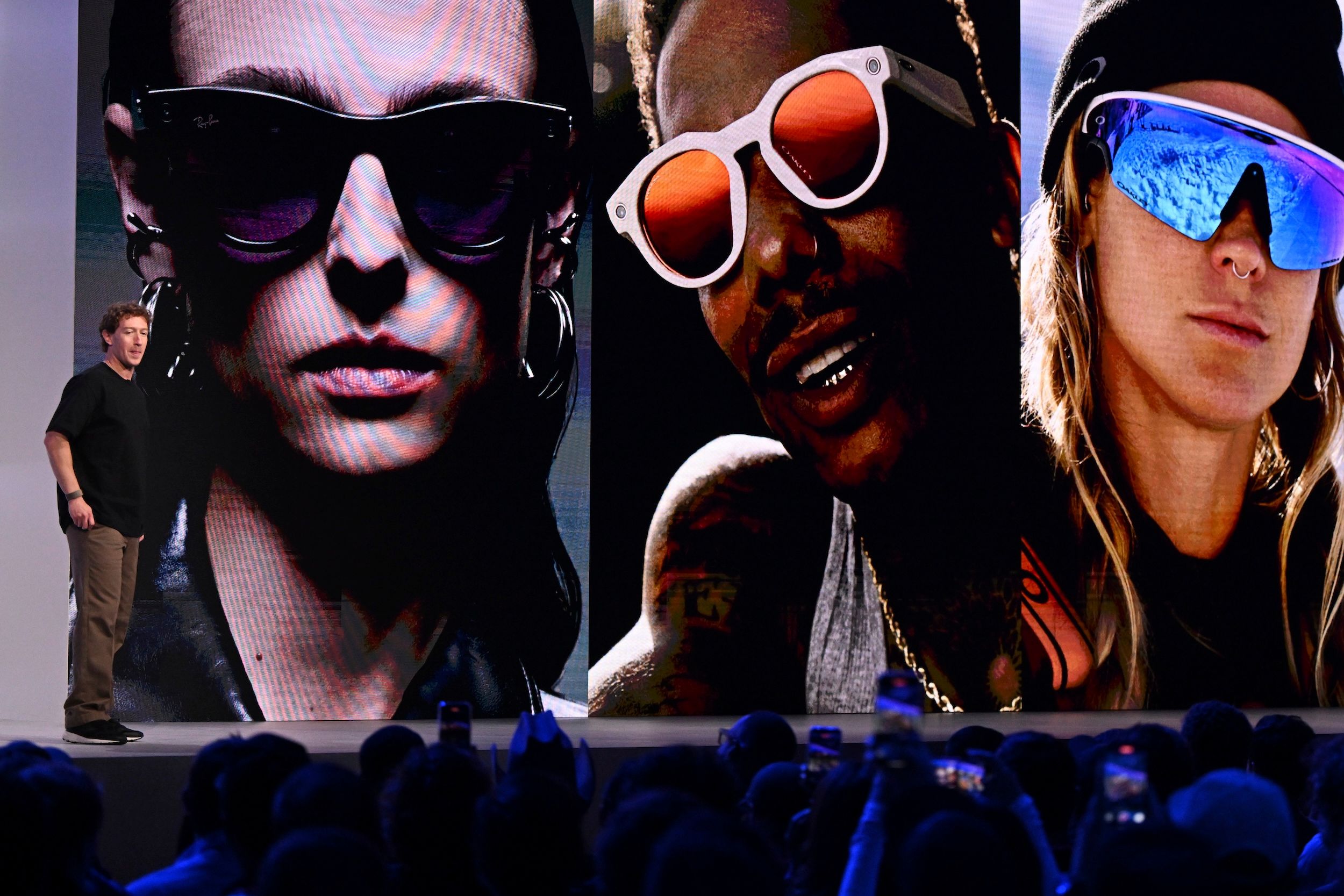 Meta 執行長祖克柏於2025年9月17日在加州的Connect開發者大會上發表演說時，配戴搭載人工智慧的智慧眼鏡與腕帶。（美聯社）