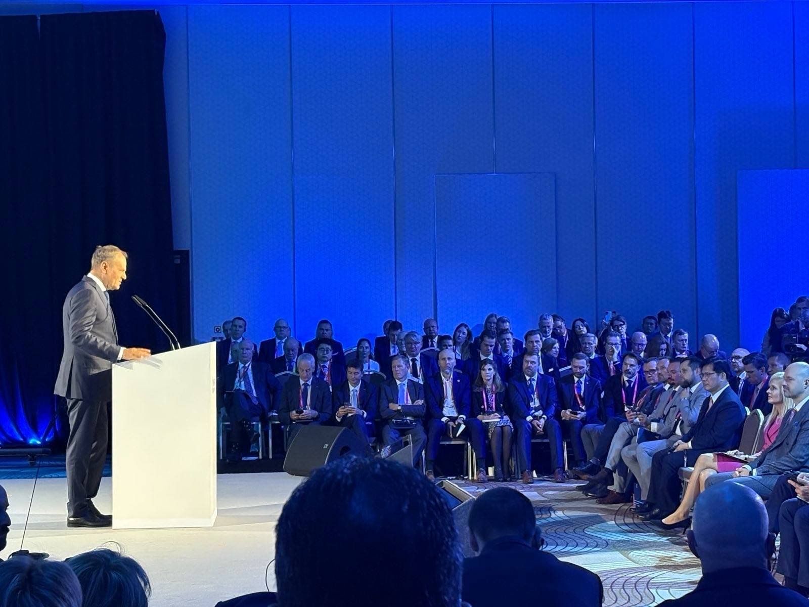 20251001-波蘭總理圖斯克（Donald Tusk）9月29日於華沙安全論壇進行開幕致詞，外交部長林佳龍獲邀入座第一排。（外交部提供）
