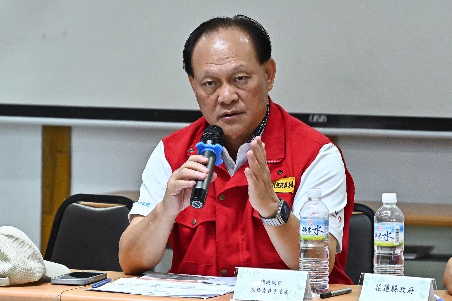 行政院政委季連成坐鎮花蓮中央前進協調所。（行政院提供）