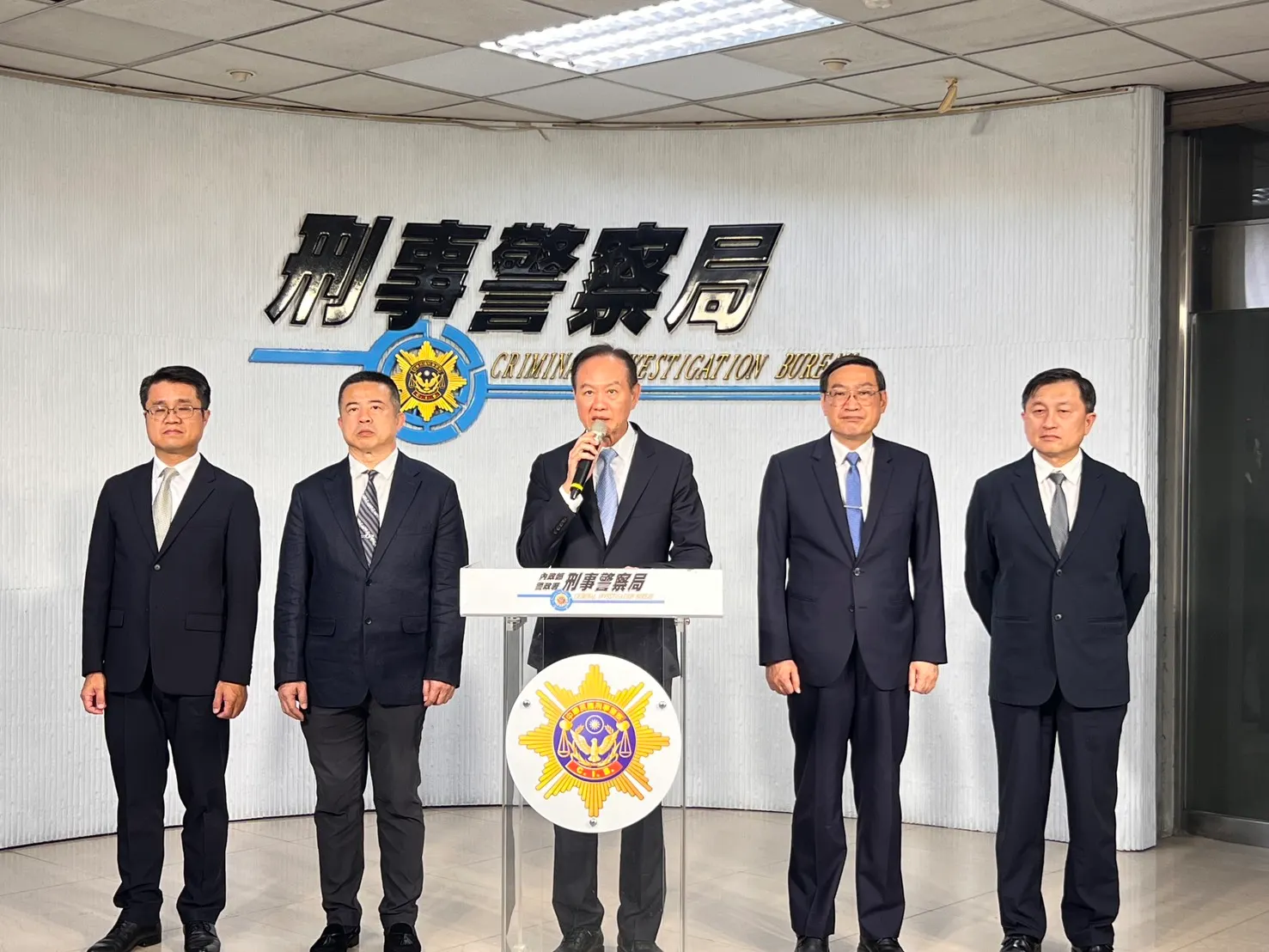 20251001-內政部警政署刑事警察局長周幼偉（中）1日下午出席「2025年度第3次全國性『打詐、掃黑、肅槍、緝賭』四合一同步專案」查緝成果記者會。（刑事局提供）