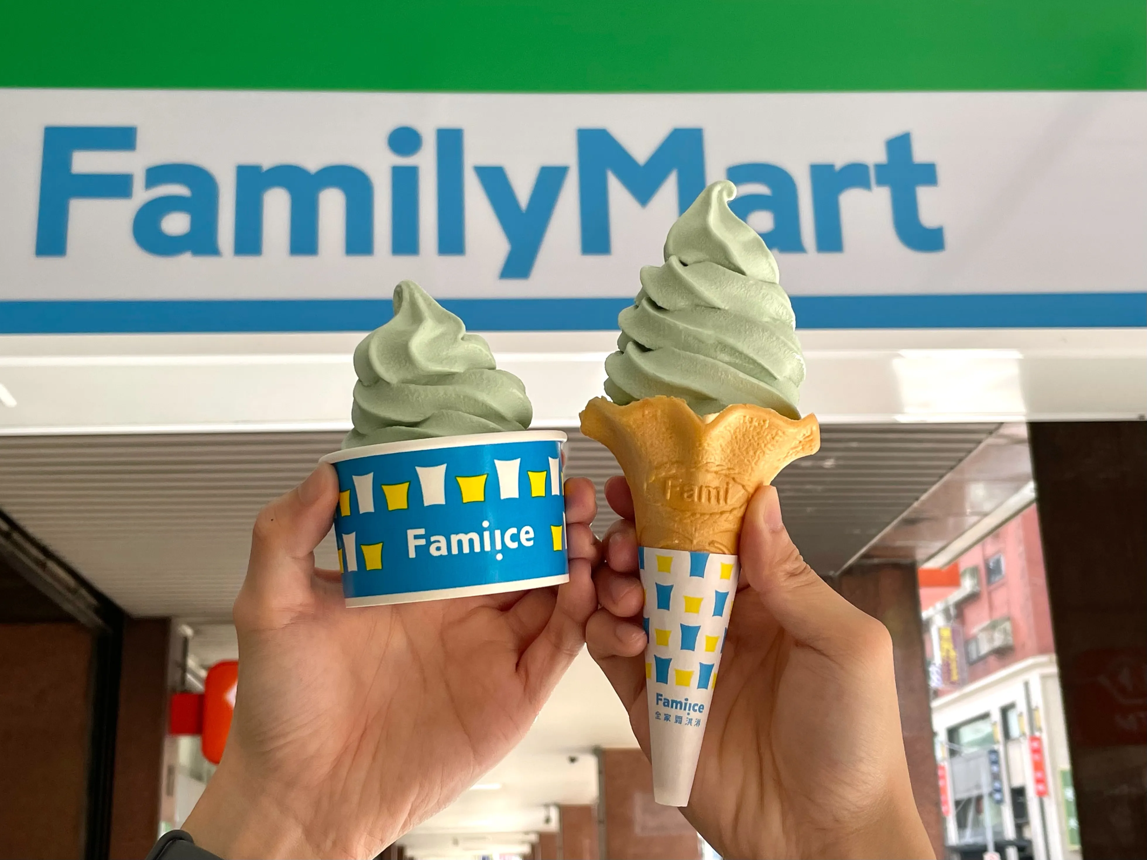 全家Fami!ce霜淇淋驚喜推出新口味「香香菜菜霜淇淋」，獻給無香菜不歡的愛好者，以帶有清爽草本香氣的特調風味，營造別具一格的甜點體驗。（圖／全家提供）