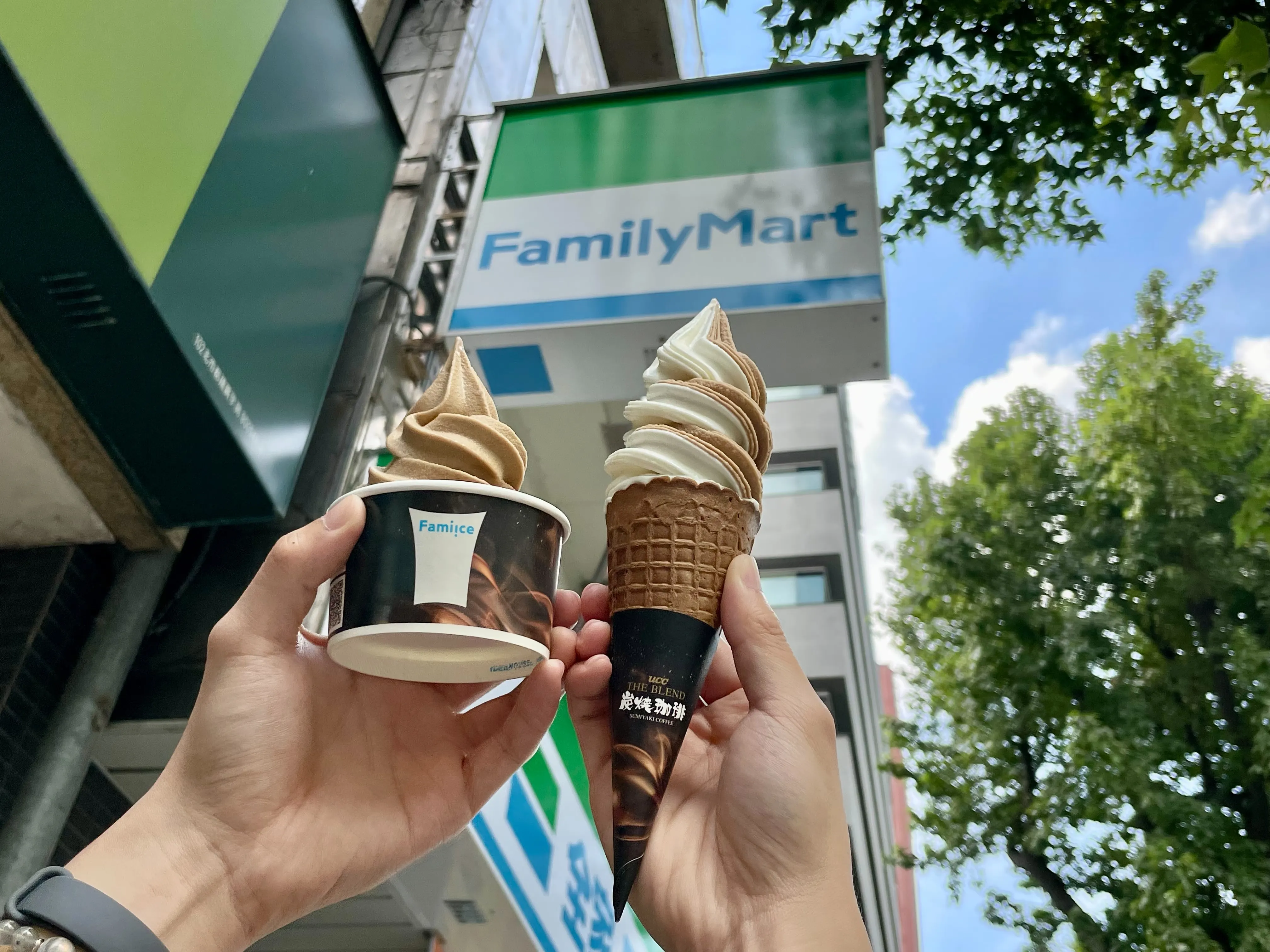 全家Fami!ce霜淇淋一次推出苦甜醇厚、餘韻悠長的大人系「UCC 經典炭燒咖啡霜淇淋」，以及Fami!ce霜淇淋體驗店限定，挑戰味蕾的「香香菜菜霜淇淋」再掀全台霜淇淋熱潮！（圖／全家提供）