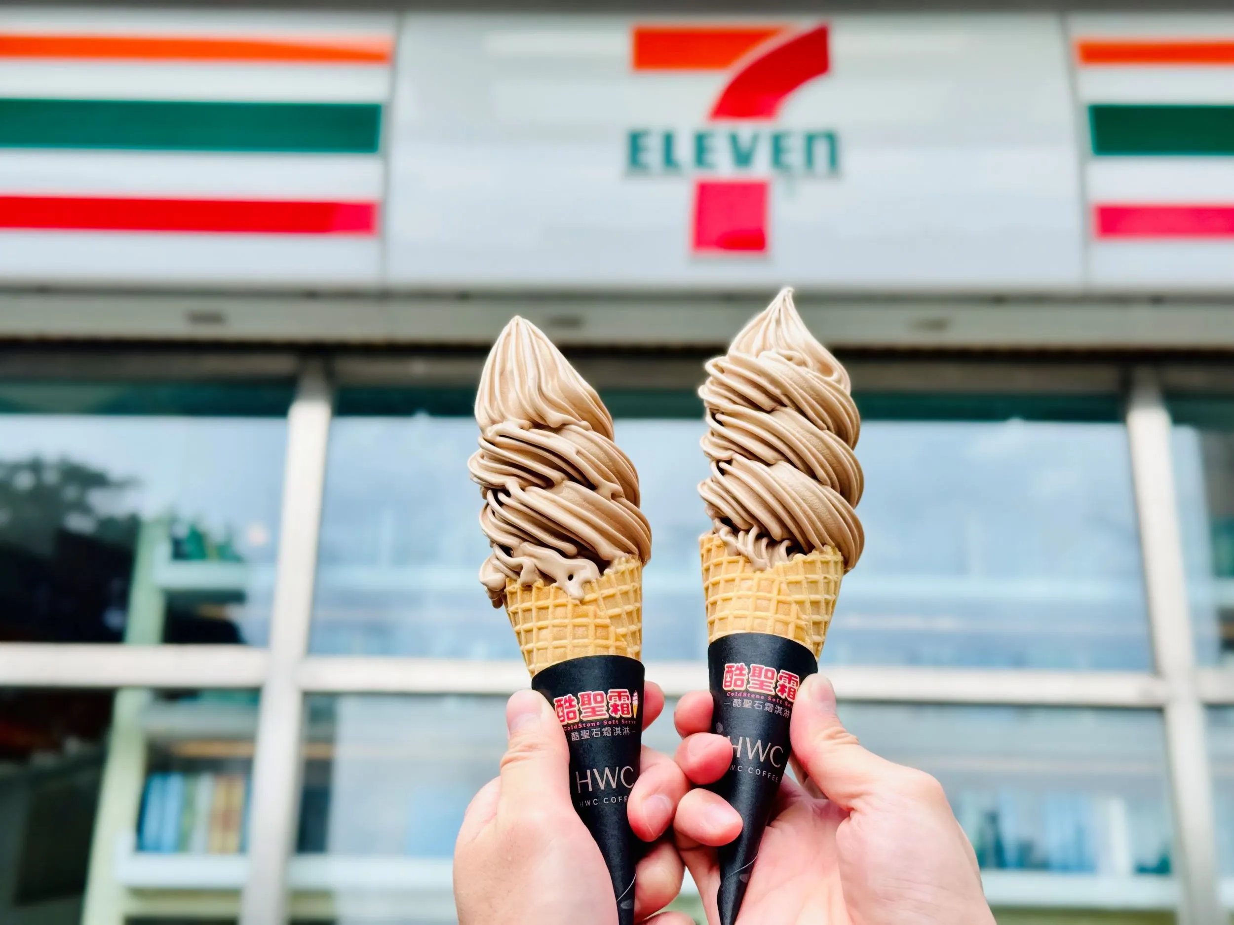 酷聖霜霜淇淋於限定90間門市同步推出推出聯名連鎖精品「HWC黑沃咖啡」的「黑可可摩卡酷聖霜」口味。（圖／統一集團提供）