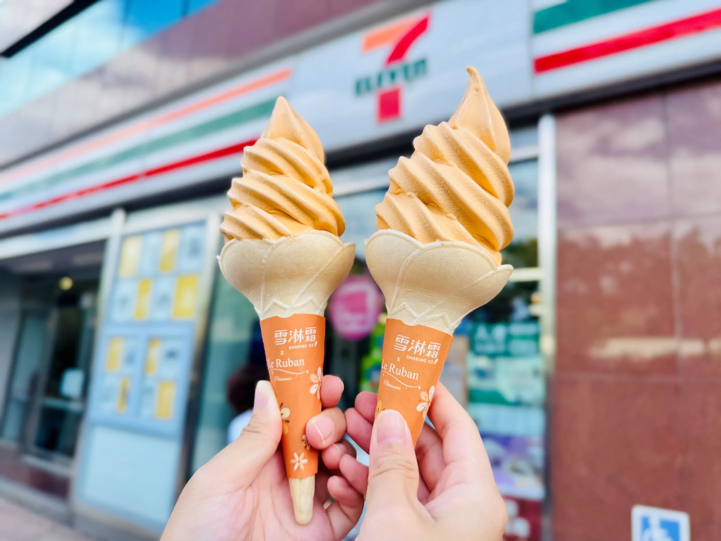 7-ELEVEN自有人氣品牌雪淋霜霜淇淋自10月1日起至10月28日止攜手蛋黃酥秒殺名店「法朋烘焙甜點坊」，首度聯名開發推出節慶限定「蛋黃酥霜淇淋」。（圖／統一集團提供）