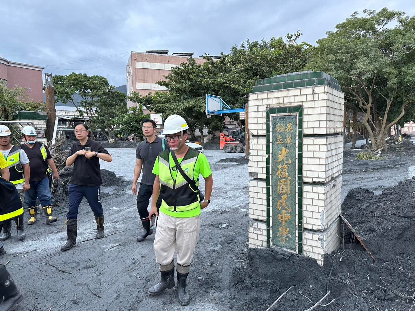 花蓮馬太鞍溪堰塞湖潰堤造成重大災情，桃園市長張善政（左三）日前也低調現身災區。（取自張善政臉書）