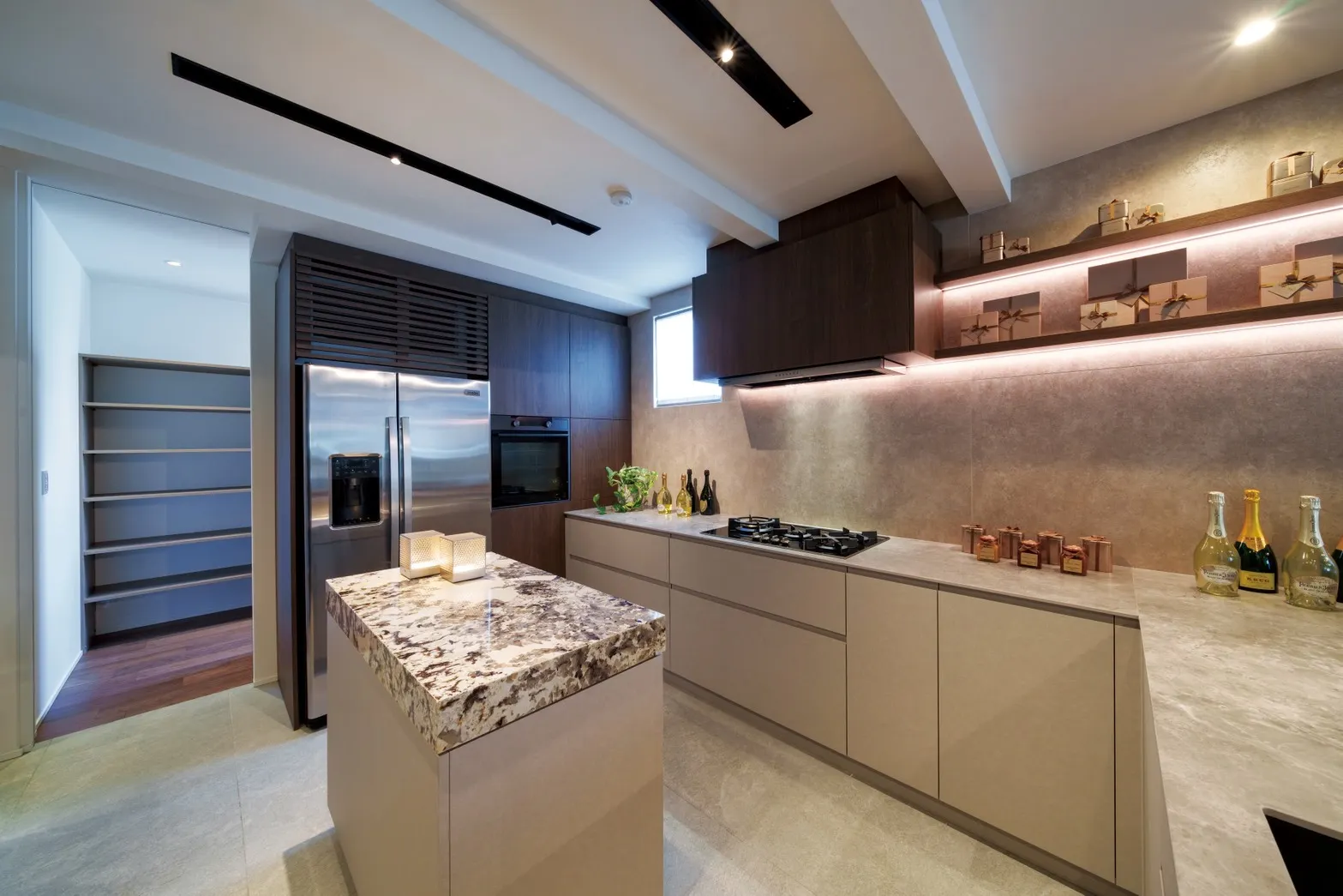 諸戸の家株式会社は9月29日、東京都目黒区平町で首都圏初となる「Furnished by ARMANI / CASA」の超高級邸宅（販売価格は8億円台前半）を発売した。（写真／黄信維撮影）