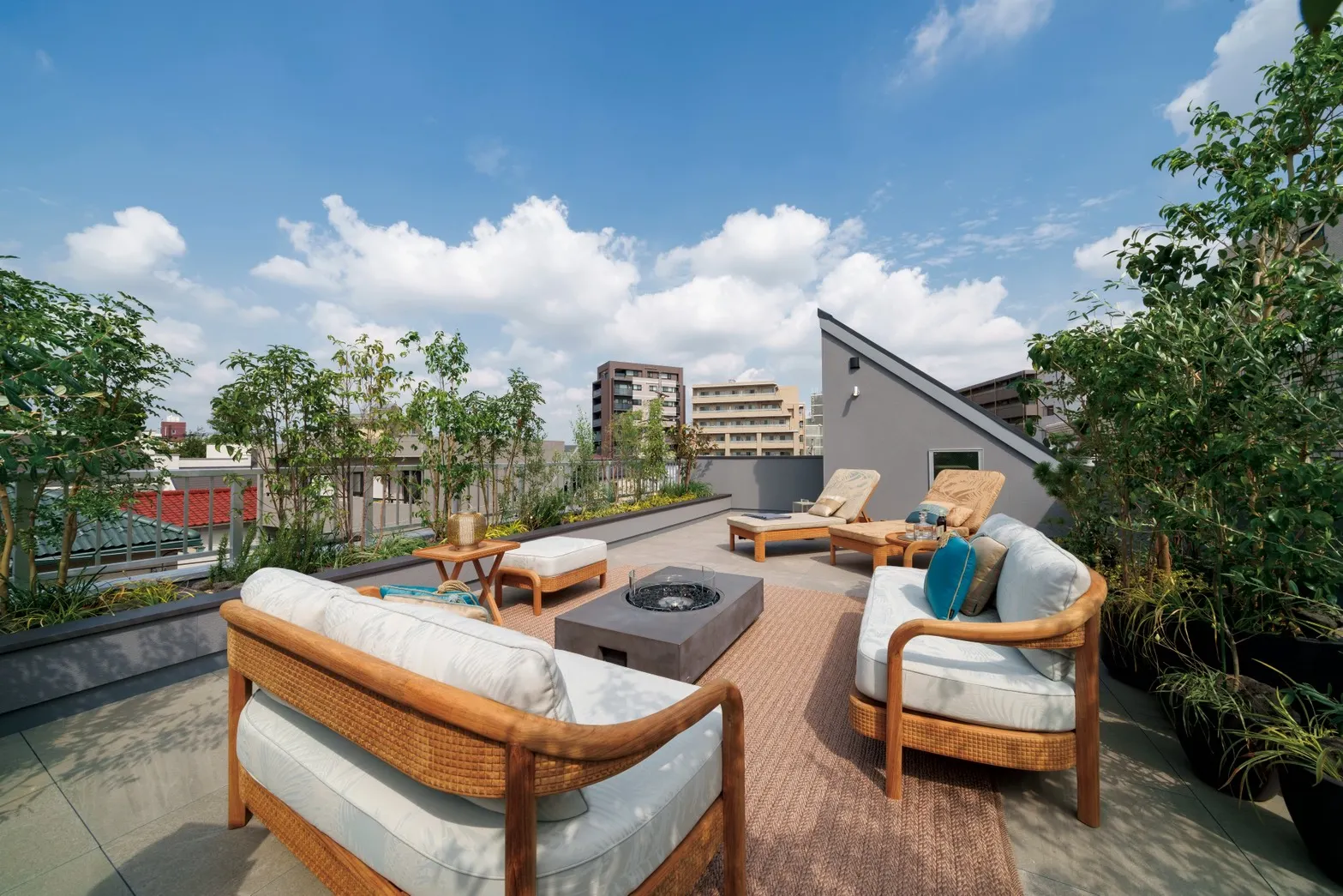 諸戸の家株式会社は9月29日、東京都目黒区平町で首都圏初となる「Furnished by ARMANI / CASA」の超高級邸宅（販売価格は8億円台前半）を発売した。（写真／黄信維撮影）