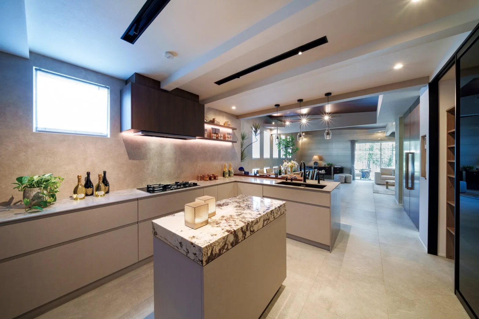 諸戸の家株式会社は9月29日、東京都目黒区平町で首都圏初となる「Furnished by ARMANI / CASA」の超高級邸宅（販売価格は8億円台前半）を発売した。（写真／黄信維撮影）