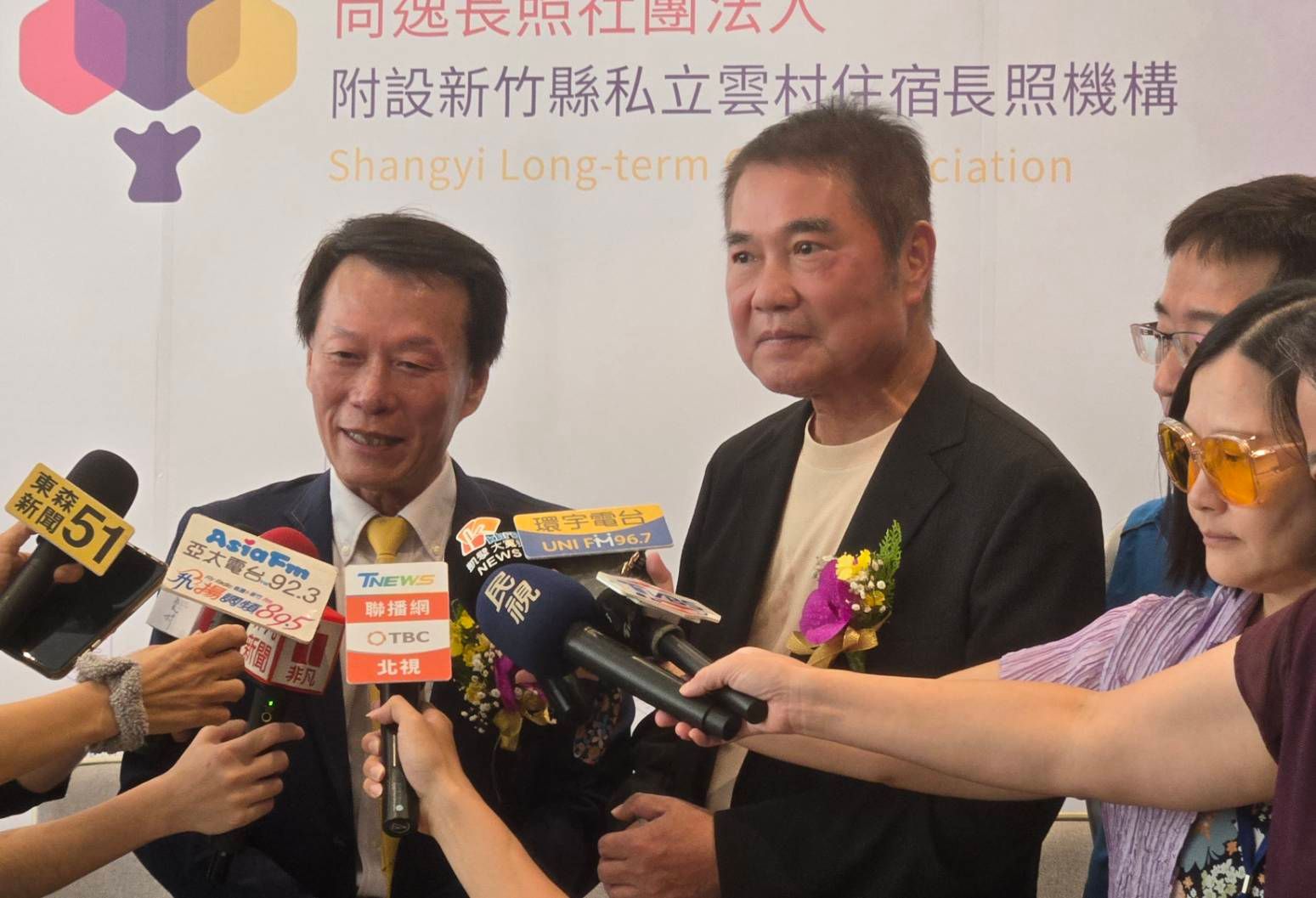 雲村董事長楊壹麟（左）強調機構最大特色在於全方位照護與專業復能服務，苗栗縣長鍾東錦（右）專程與會見證。（圖／方詠騰攝）