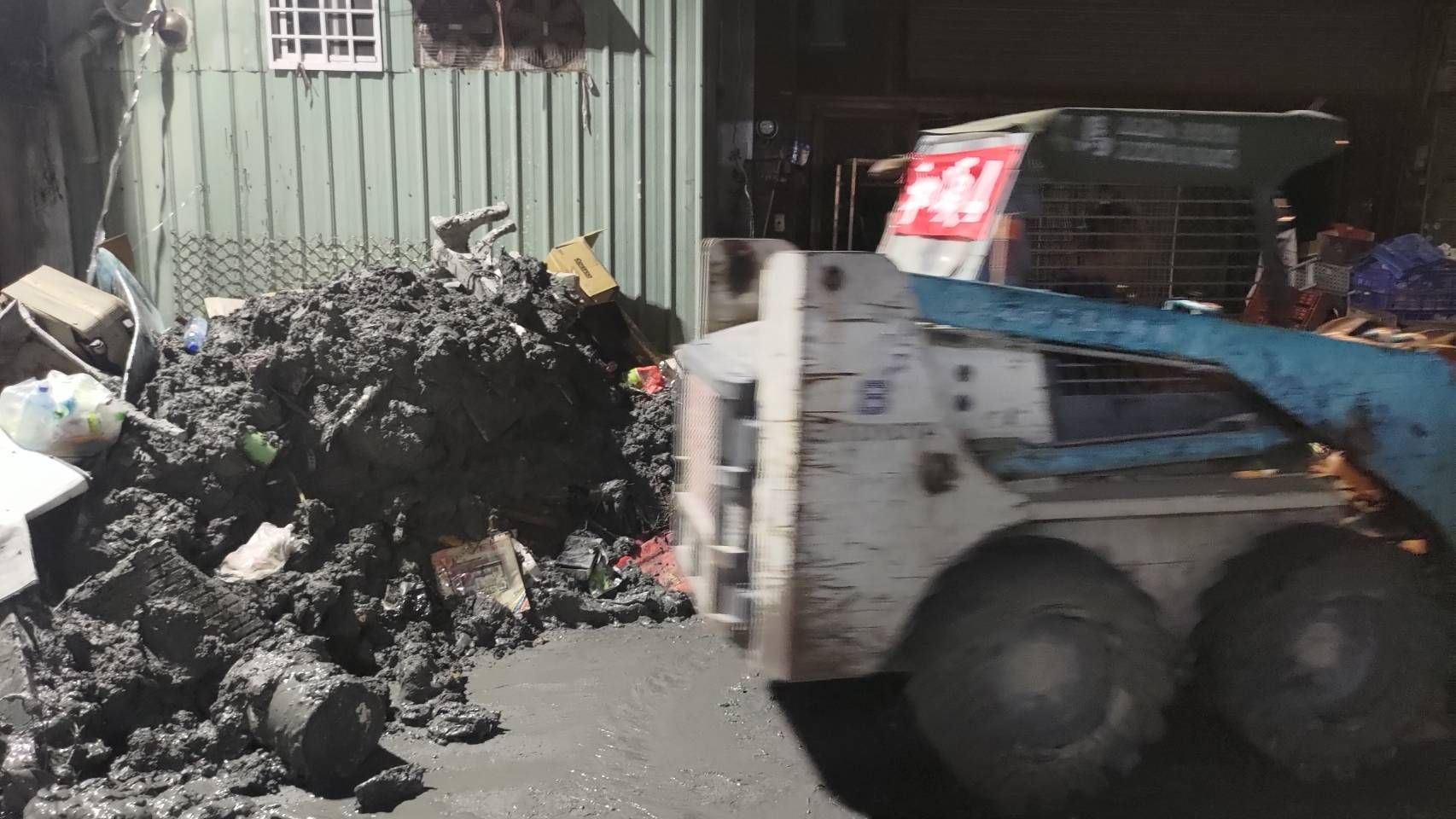 童子賢親自捐款動員工程車，協助花蓮災後清理，車隊也一路加開至深夜凌晨趕工。（和碩提供）