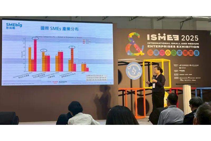 新加坡智商戰品牌科技公司執行合夥人吳秀倫於【ISMEE 中小企業領航論壇】發表2026十大AI品牌科技應用報告，預測未來AI趨勢。（圖／智策慧）