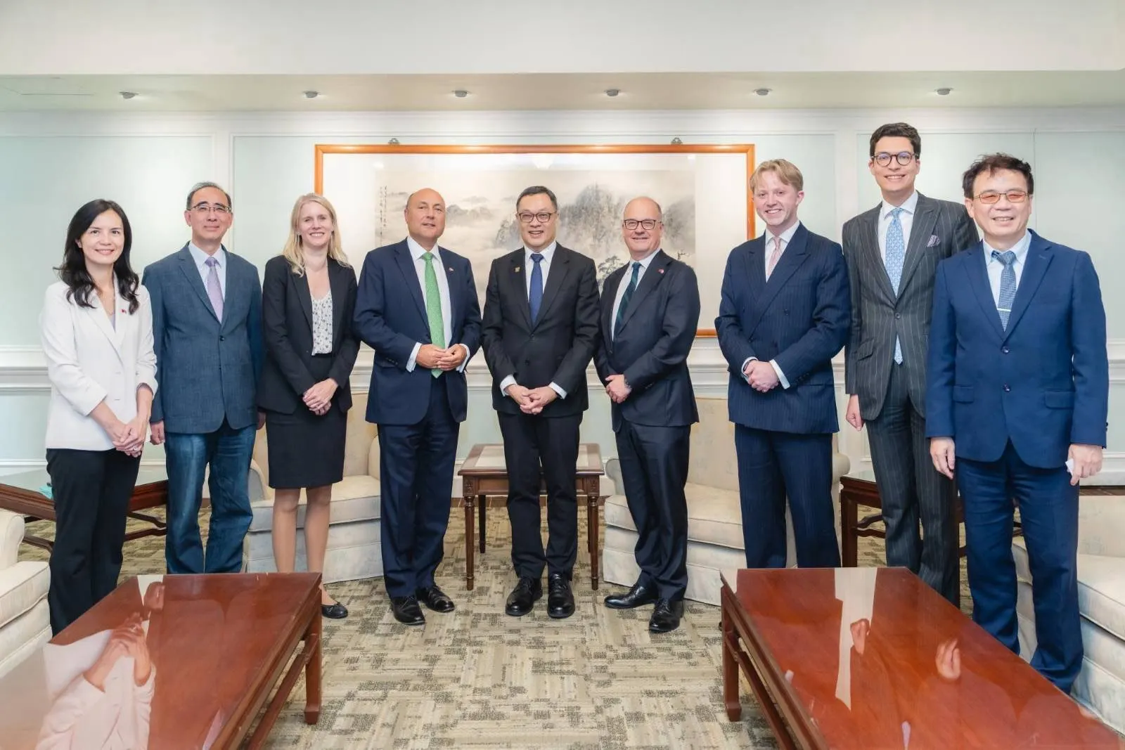 20251001-外交部政務次長陳明祺1日晚宴來台訪問的英國保守黨影子商貿大臣葛里菲斯、英國國會保守黨下議員古博、寶蘿等人。（外交部提供）