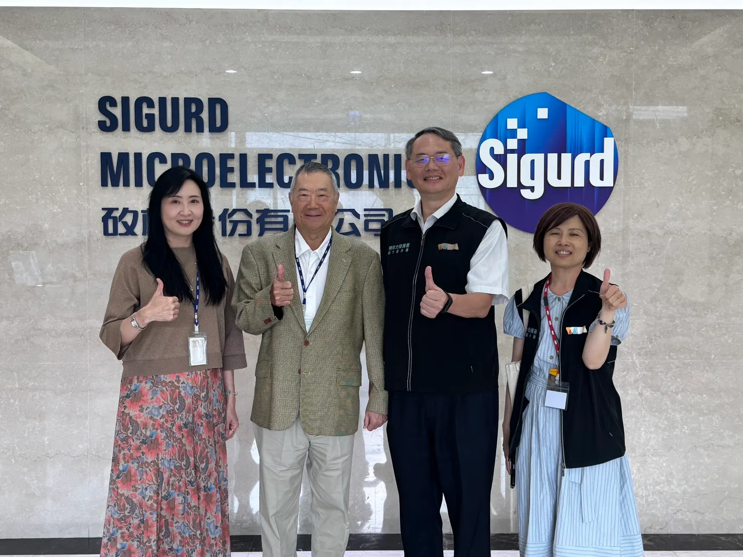 桃竹苗分署長賴家仁(右2）與矽格董事長黃興陽（左2）合影，感謝矽格提供場地設置攤位，用行動支持庇護工場。（圖／勞動力發展署條竹苗分署提供）