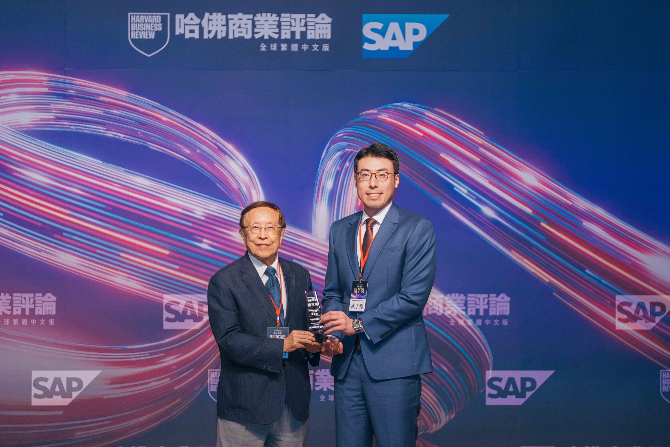 《哈佛商業評論》全球繁體中文版2025第五屆「數位轉型鼎革獎」今（2）日舉行頒獎典禮，中信銀行獲雙獎肯定，由《哈佛商業評論》全球繁體中文版董事長高希均（左）頒獎予中信銀行財富管理產品處副總經理武于程（右）。（圖/中信銀行提供）