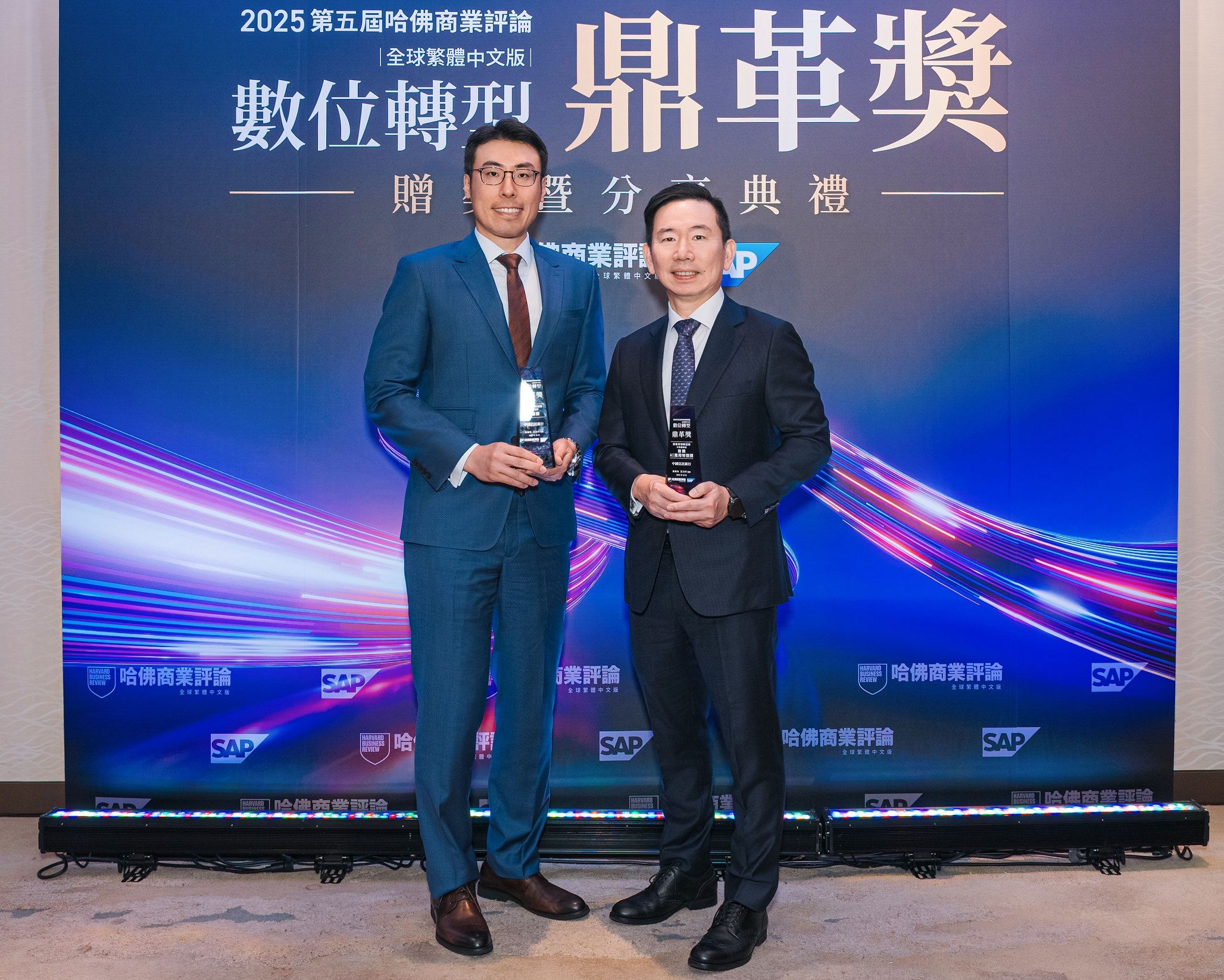 中信銀行勇奪《哈佛商業評論》「數位轉型鼎革獎」雙獎，中信銀行總經理楊銘祥（右）、財富管理產品處副總經理武于程（左）代表領獎。（圖/中信銀行提供）