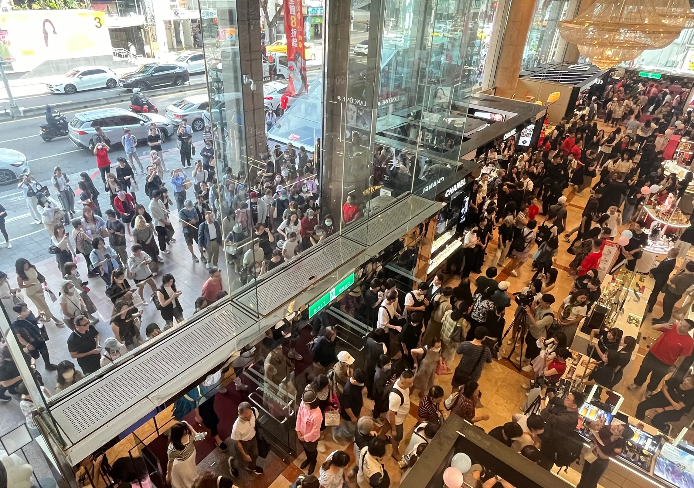 20251002-新光三越台北南西店周年慶2日正式開跑，一開門即湧入大批消費者。（新光三越提供）