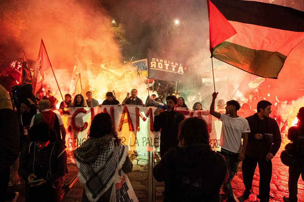 2025年10月1日。在以色列海軍攔截船隻後，親巴勒斯坦的抗議者在義大利米蘭示威，聲援「全球堅毅船隊」。（AP）