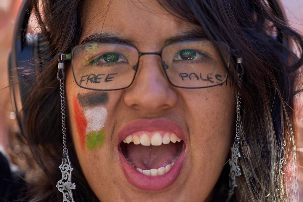 2025年10月2日。在以色列海軍攔截船隻後，學生們在西班牙馬德里舉行的親巴勒斯坦示威中抗議，聲援「全球堅毅船隊」。（AP）