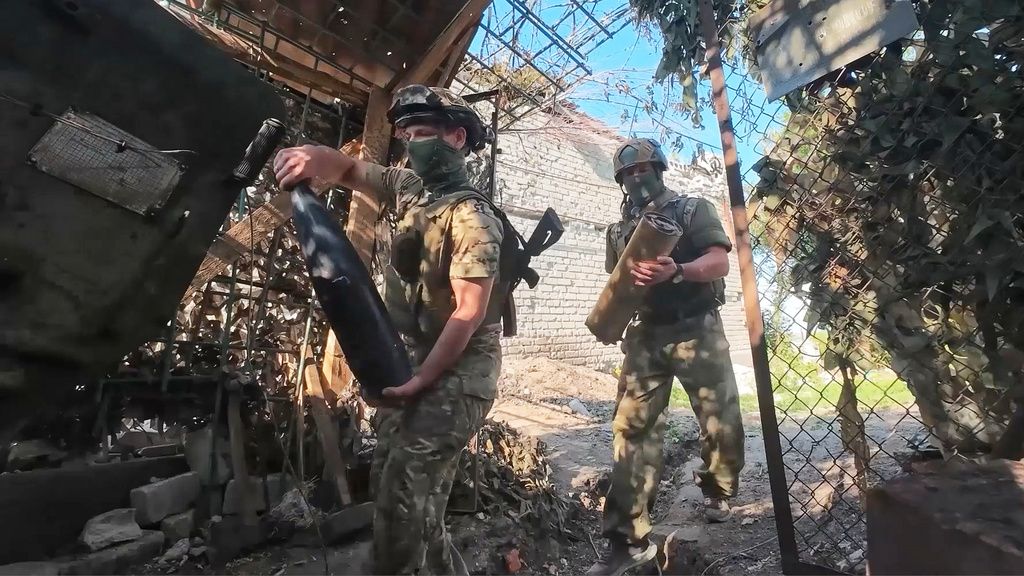 2025年10月2日。ロシアの兵士がウクライナの陣地に砲撃。（ロシア国防省広報経由AP）