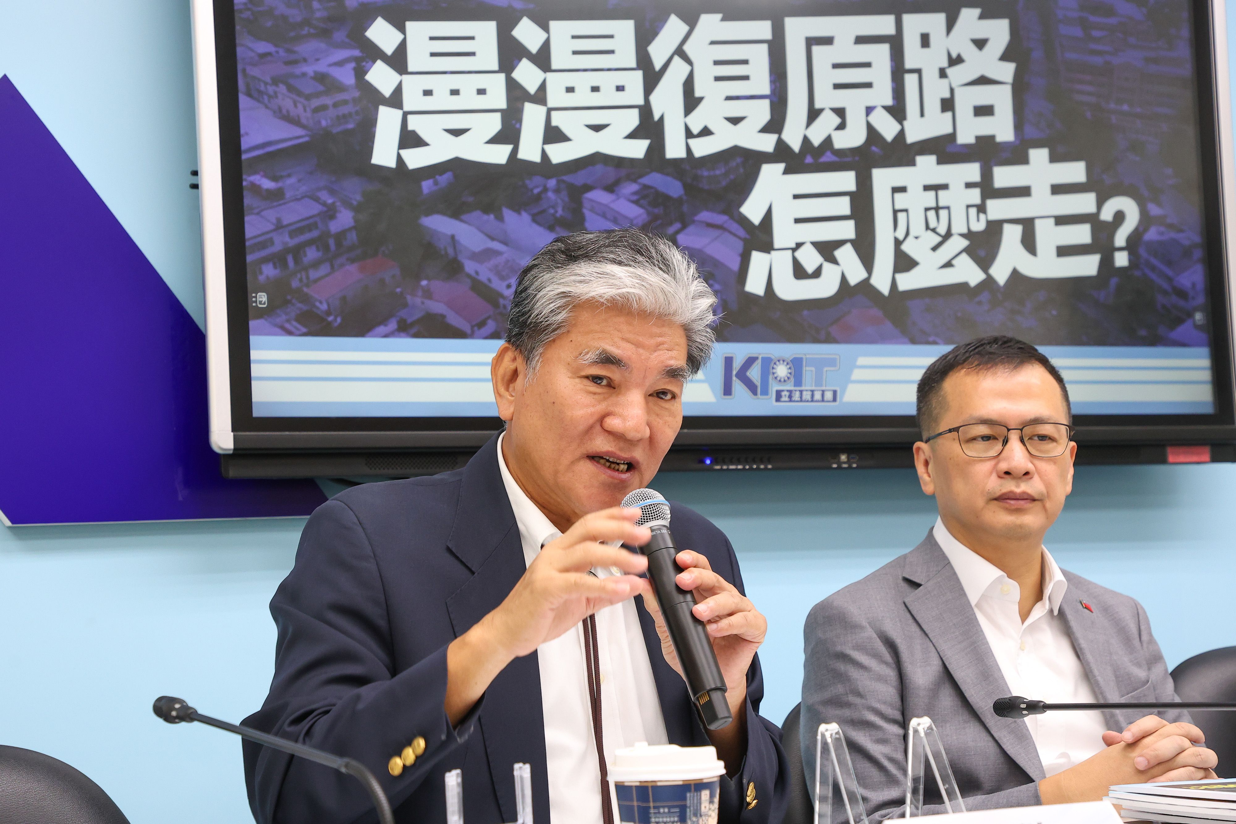 20251003-前內政部長李鴻源（左）、國民黨立委羅智強（右）3日召開「花蓮光復災後，漫漫復原路怎麼走？」記者會。（顏麟宇攝）