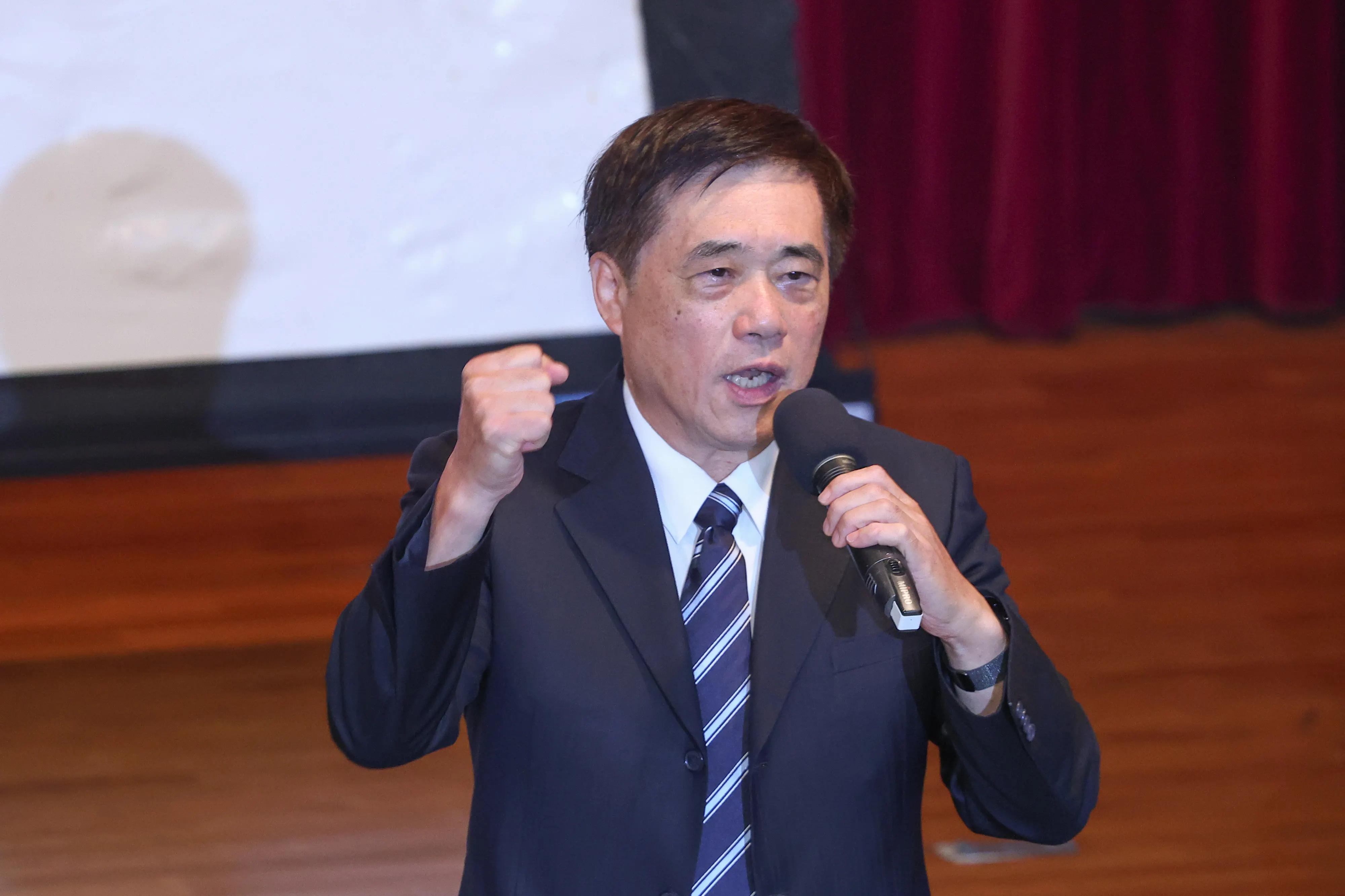 20251003-국民당 주석 후보인 하룡빈 3일 출석 「군계는 좋은 기자회」에 출석한 모습。（顔麟宇撮影）