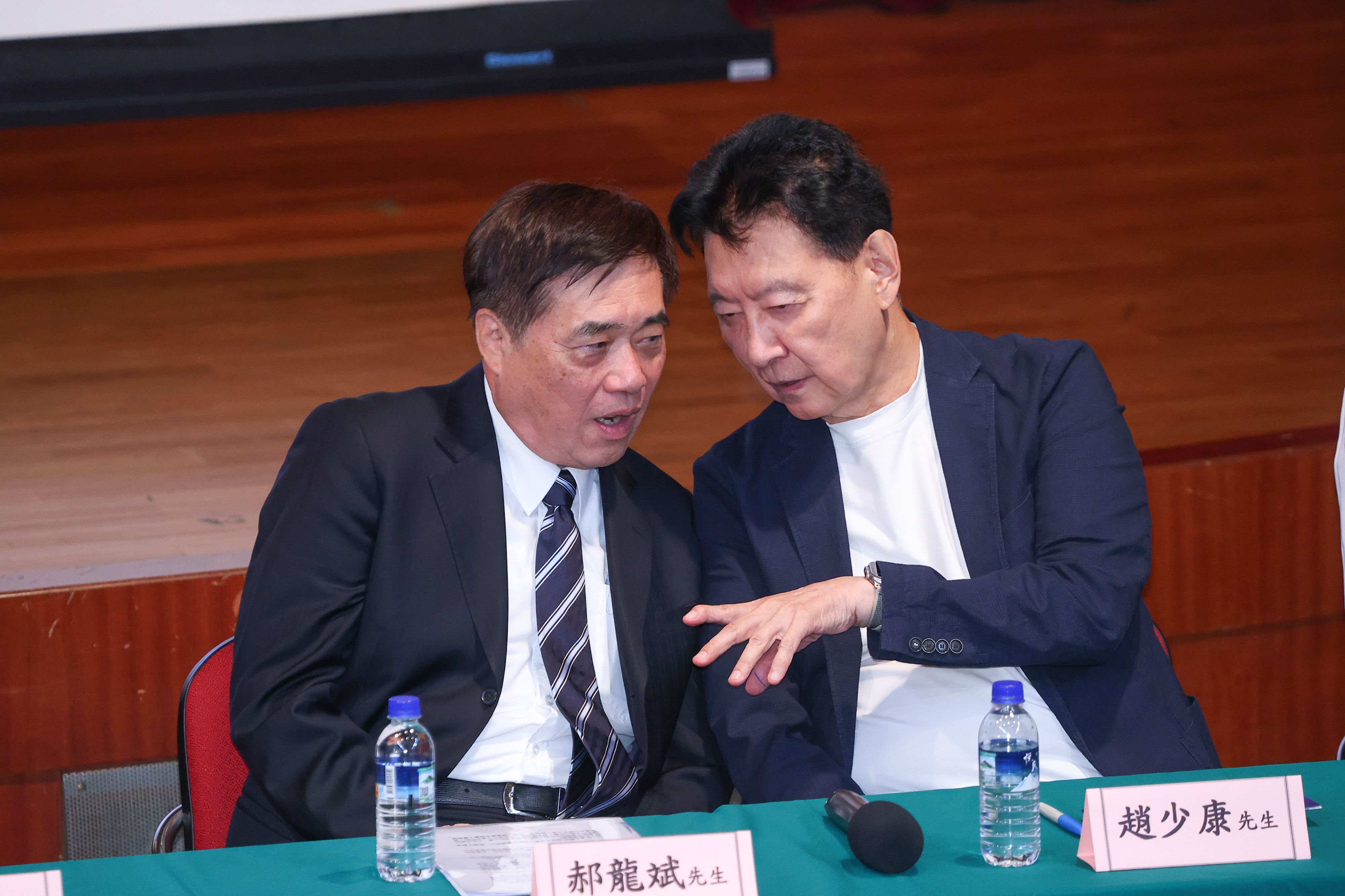 20251003-国民党主席候補者郝龍斌（左）と中廣前董事長趙少康（右）が3日に'軍系挺好的記者会'に出席。