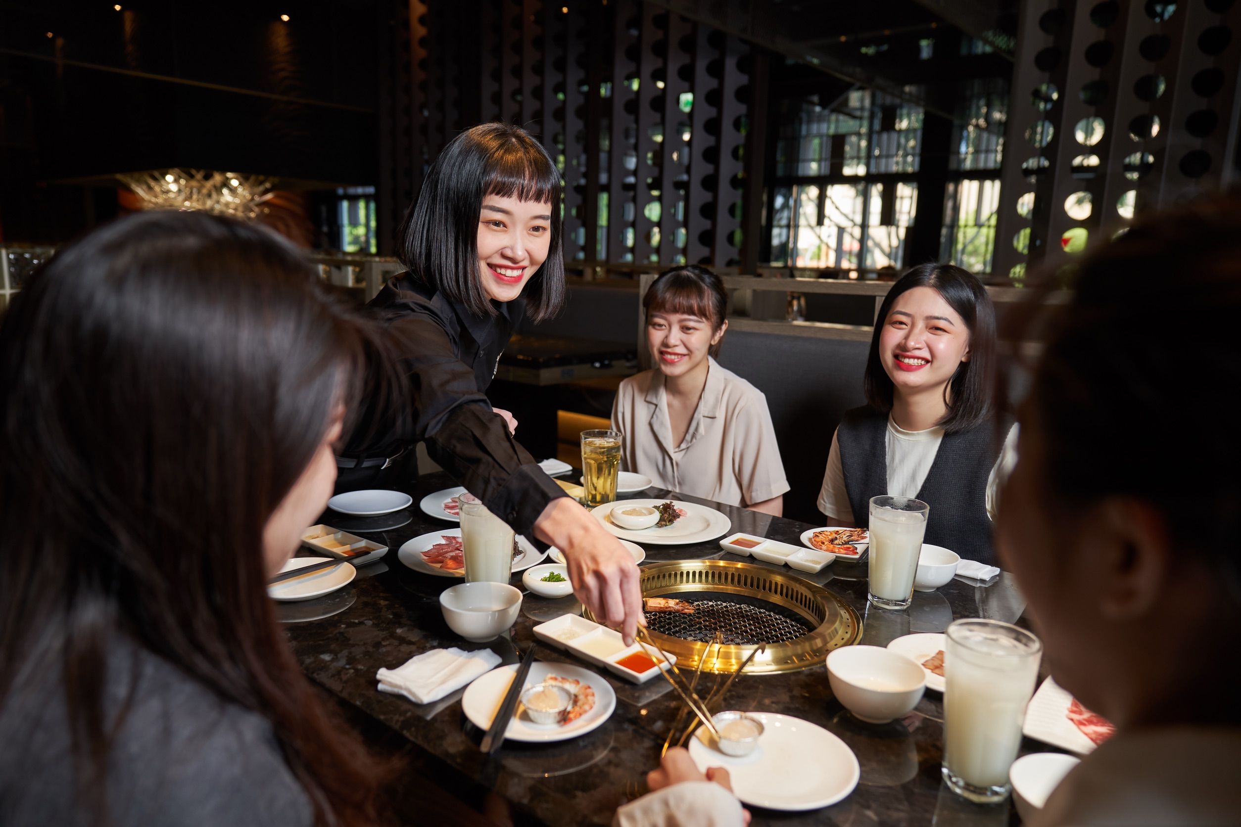 多樣化的專屬美味，用《台中通》盡情感受中秋佳節的溫馨氣氛-《屋馬燒肉》推贈私房小菜。（圖/台中市政府）